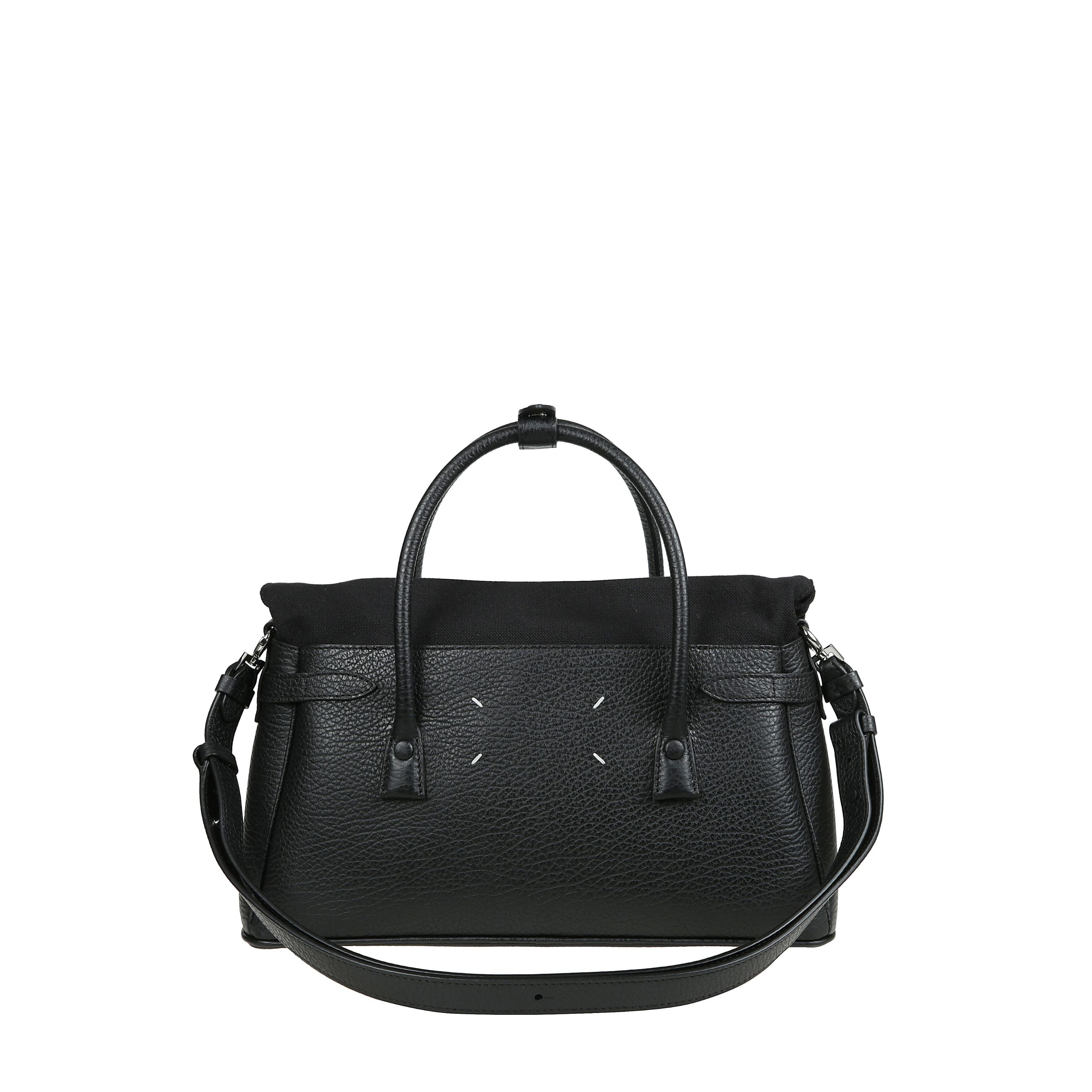 Borsa in pelle effetto granulato con chiusura superiore a soffietto in tela con zip metallica. doppi manici superiori. etichetta cucita con logo numerico maison margiela.