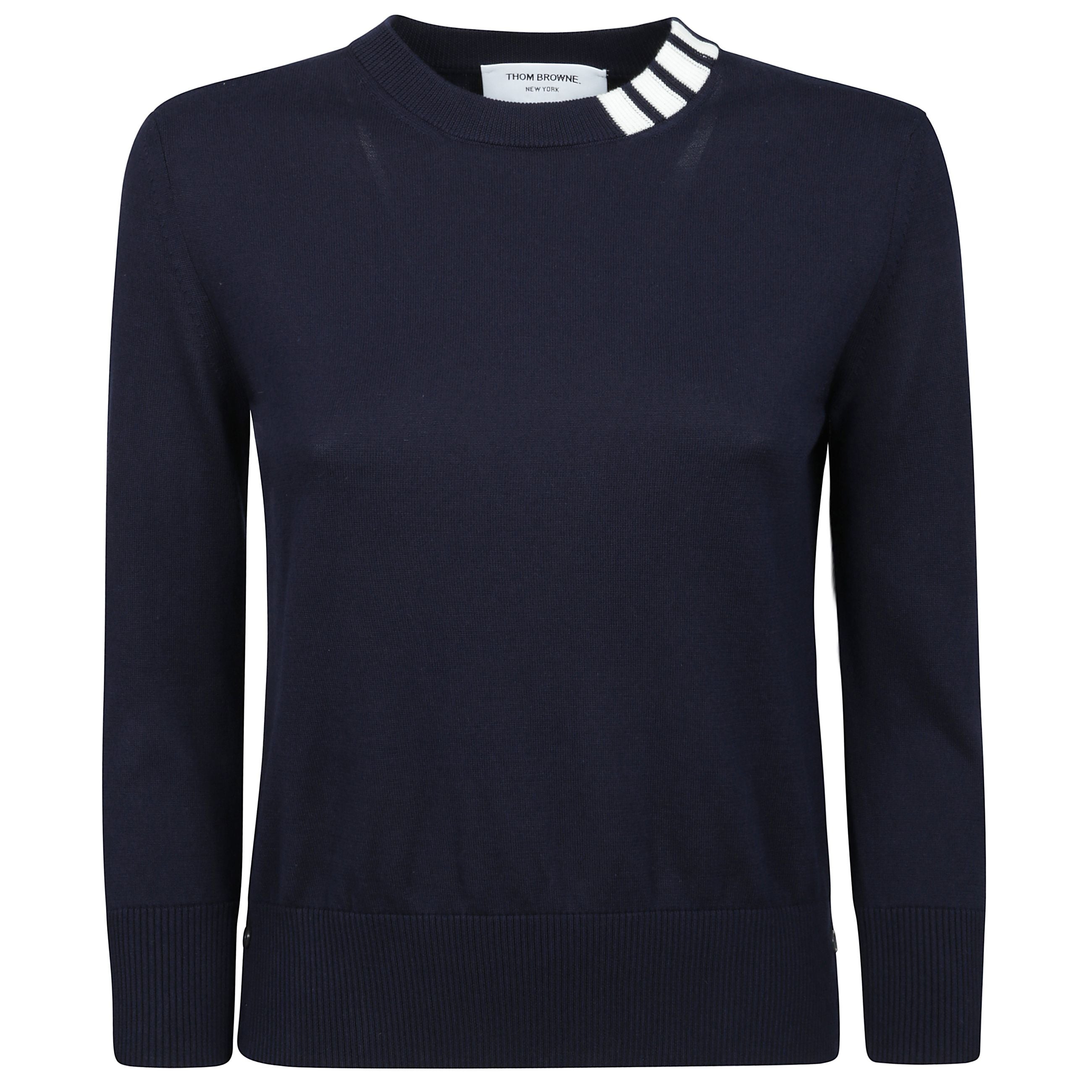 Il maglione di thom browne Ã¨ un perfetto esempio di stile distintivo, che fonde eleganza e dettagli originali. il girocollo a costine, i polsini e l'orlo a costine offrono una base sofisticata e comoda, mentre le bande bianche a contrasto sul colletto ag