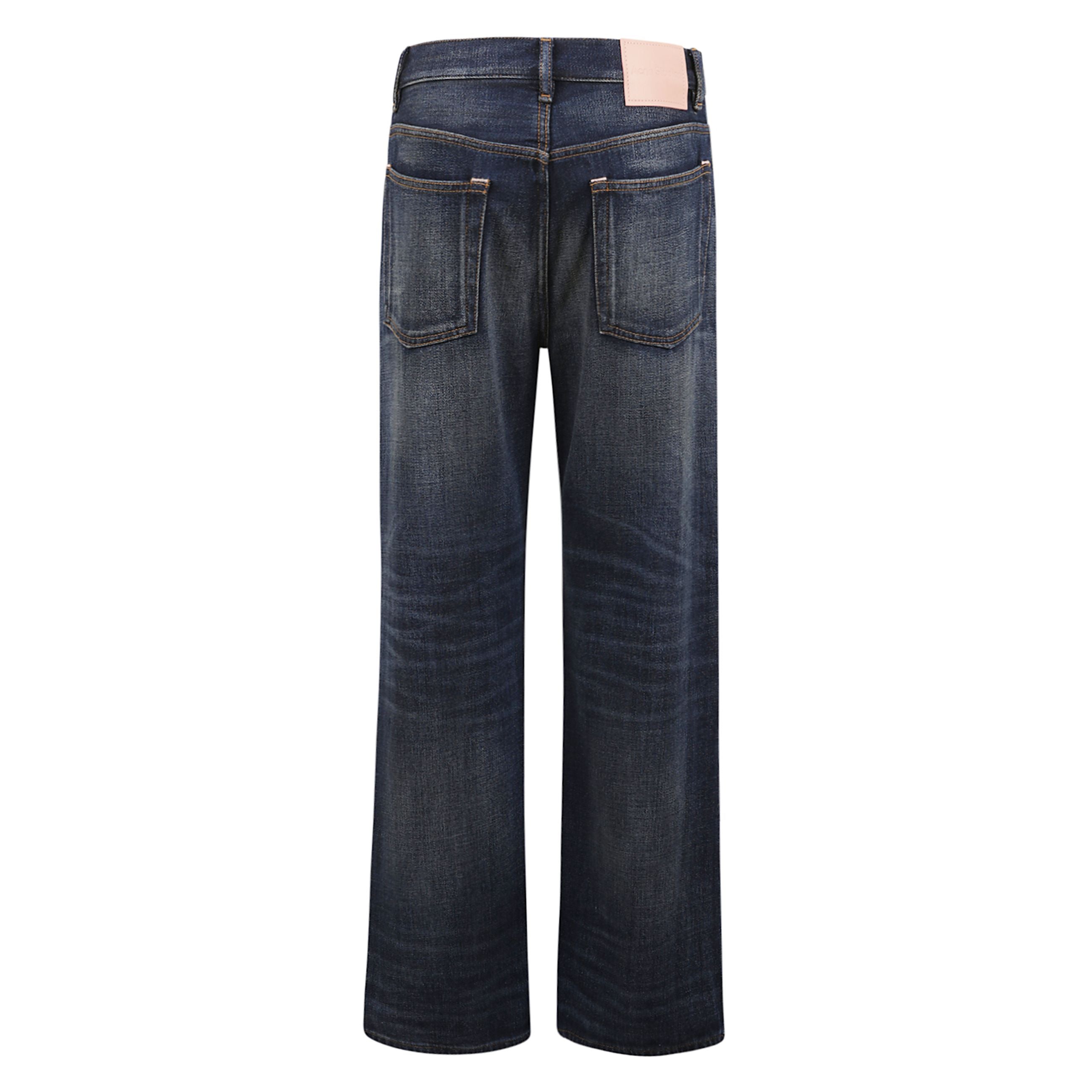 Jeans con taglio a gamba dritta. vita media, gamba ampia e lunghezza lunga. denim con effetto vissuto. dettagli di macchie dipinte. costruzione a cinque tasche e chiusura con bottone e cerniera. patch in pelle con logo acne studios sul retro.