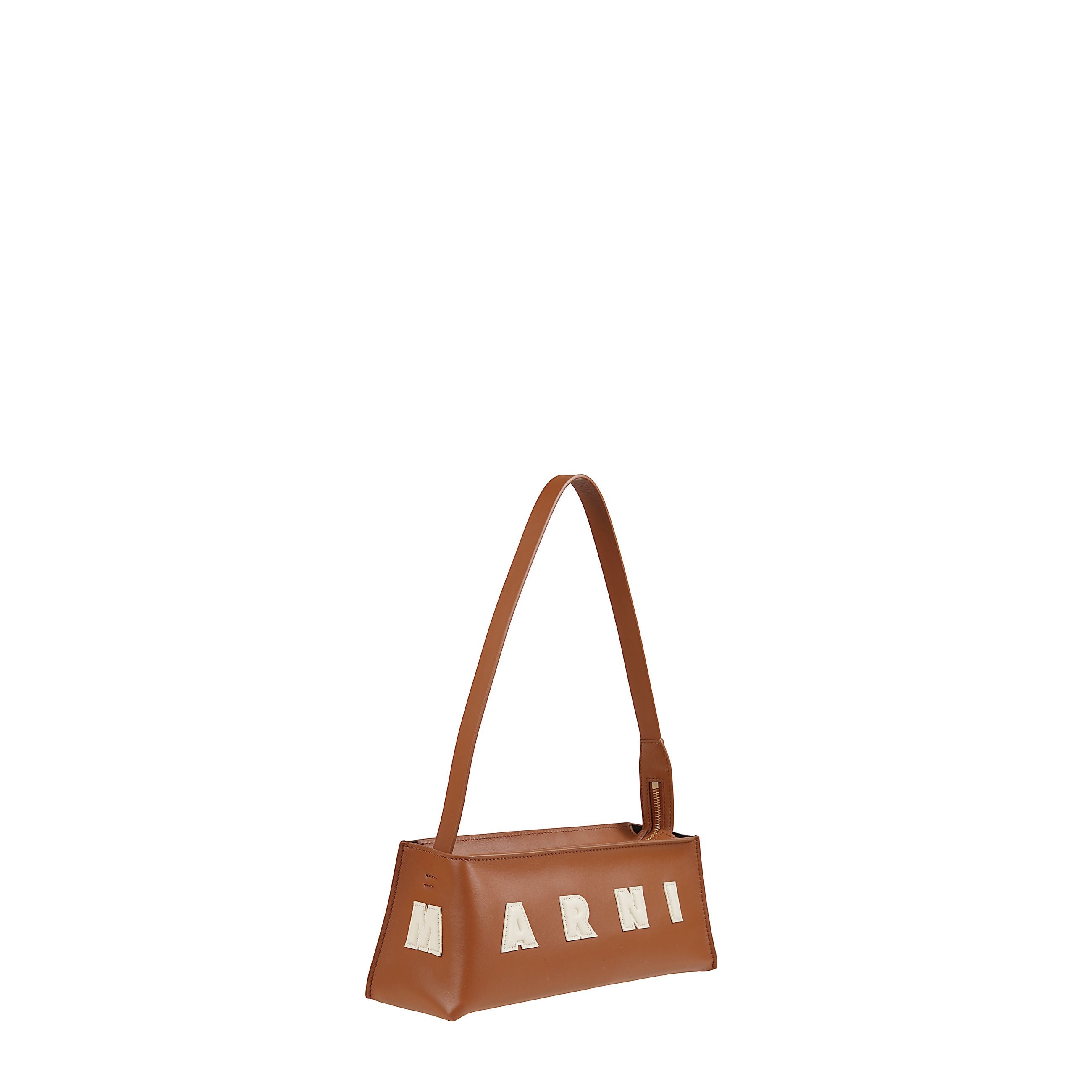 Borsa a spalla rettangolare di misura media, caratterizzata da patta frontale con chiusura magnetica oversize e base sagomata su fronte e retro. dotata di scomparto interno con tasca, tracolla regolabile e removibile con fibbia.