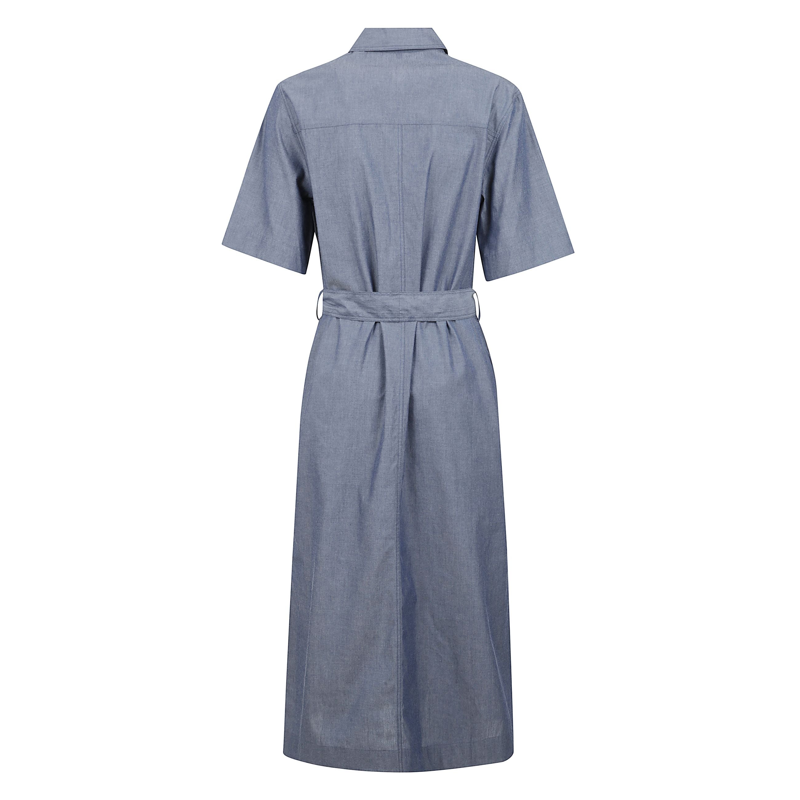 Vestito camicia con doppie tasche e patch del logo sul petto.