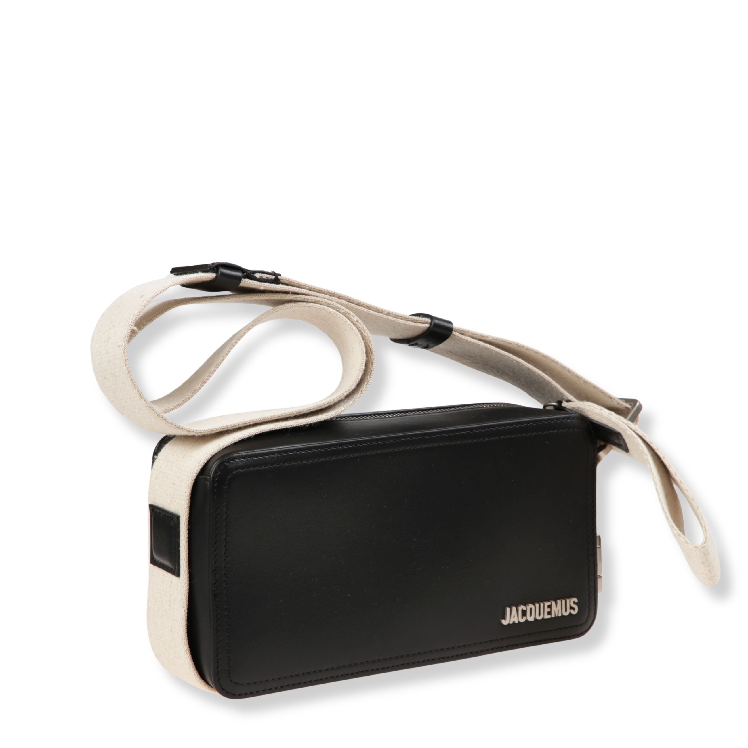 Marsupio jacquemus a tracolla in pelle. forma rettangolare, fasce in tela attorno ai bordi. chiusura superiore con zip con grande tirante in tela.