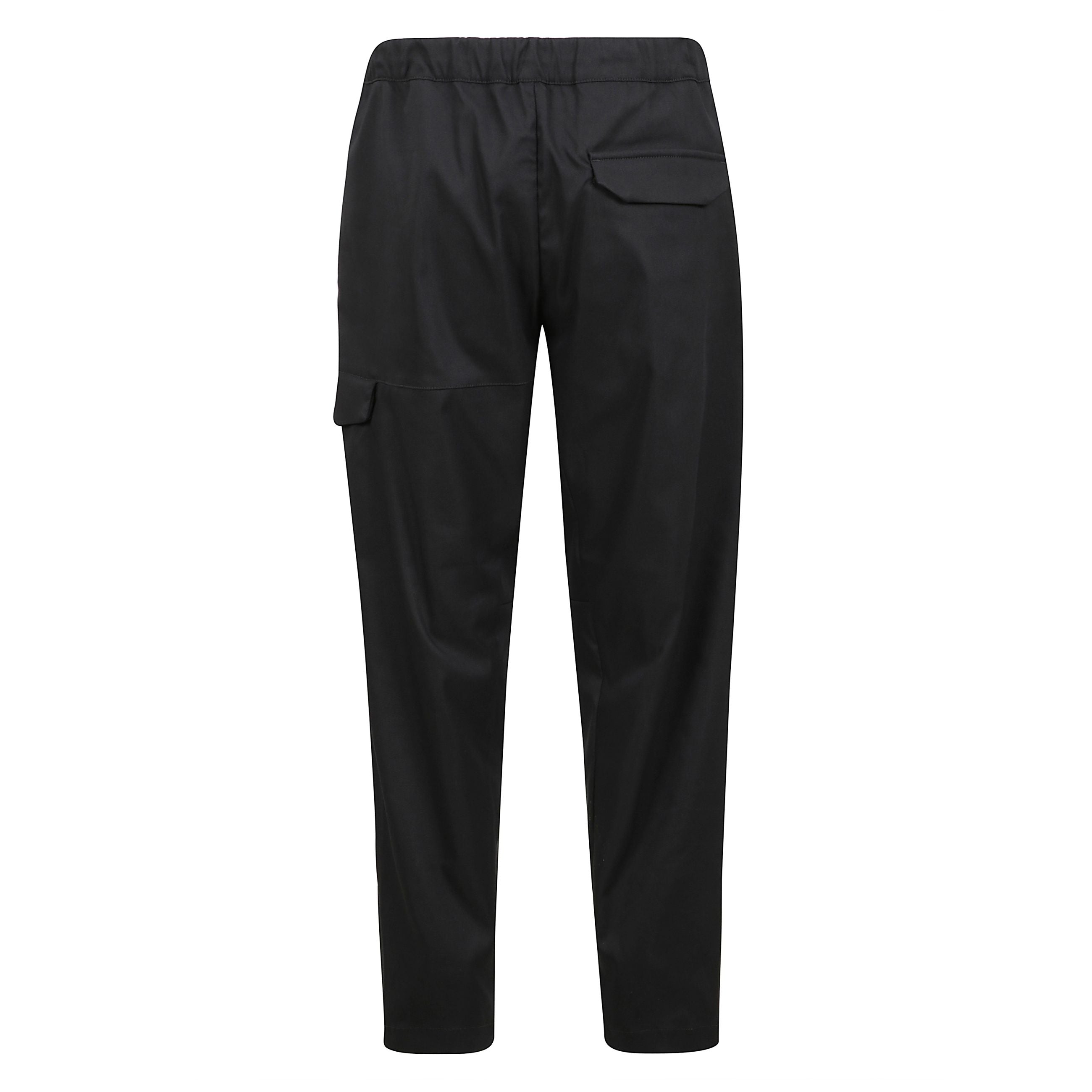 L'eleganza incontra la funzionalitÃ  in questi pantaloni cargo sartoriali, realizzati con materiali pregiati per un look sofisticato e contemporaneo. la silhouette affusolata e la vestibilitÃ  impeccabile conferiscono un tocco di raffinatezza, mentre le t