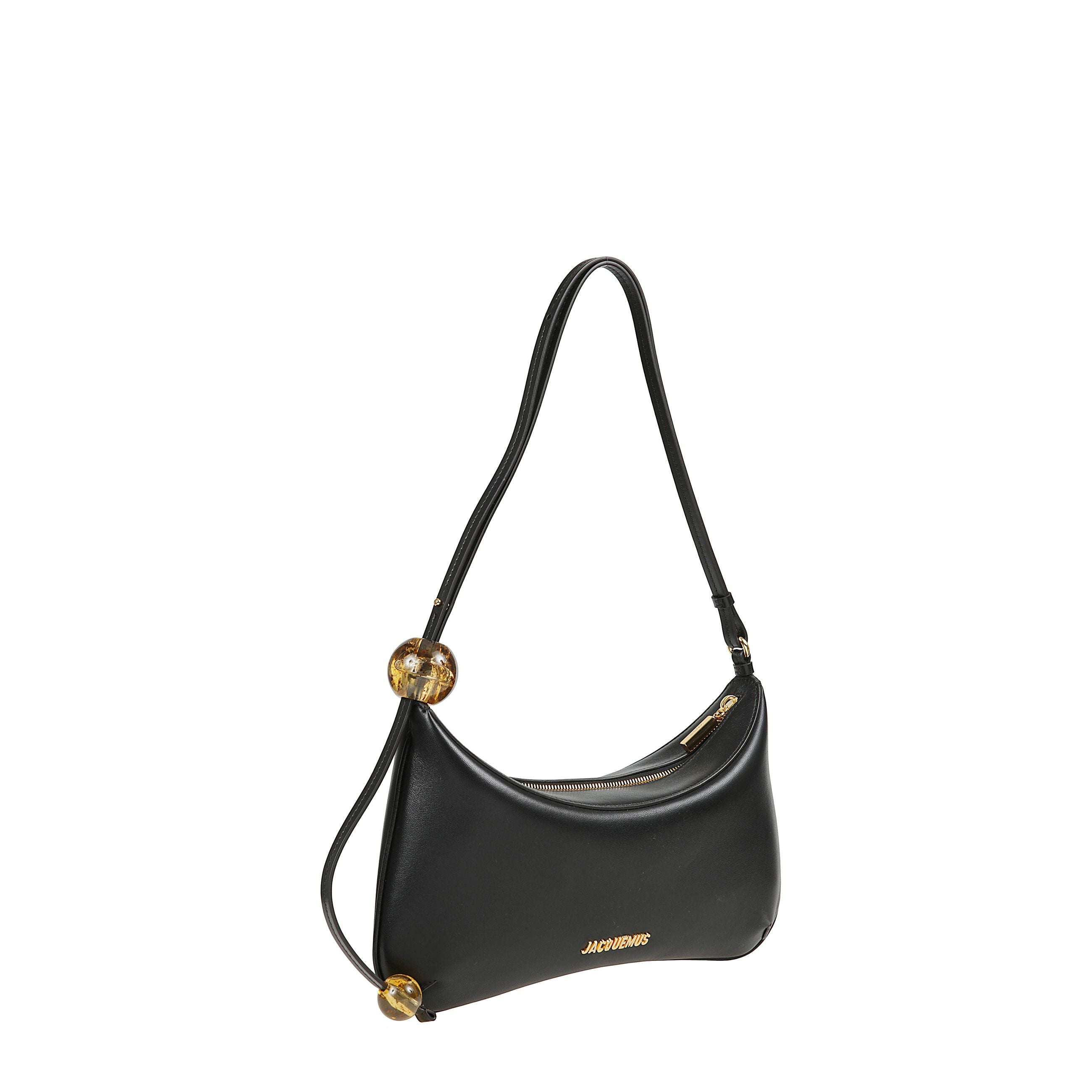 Le grand bisou perle
borsa a spalla strutturata in pelle ultra liscia, tracolla in pelle regolabile con perle grandi in acetato, bordi profilati, tasca interna applicata e logo e finiture in metallo dorato