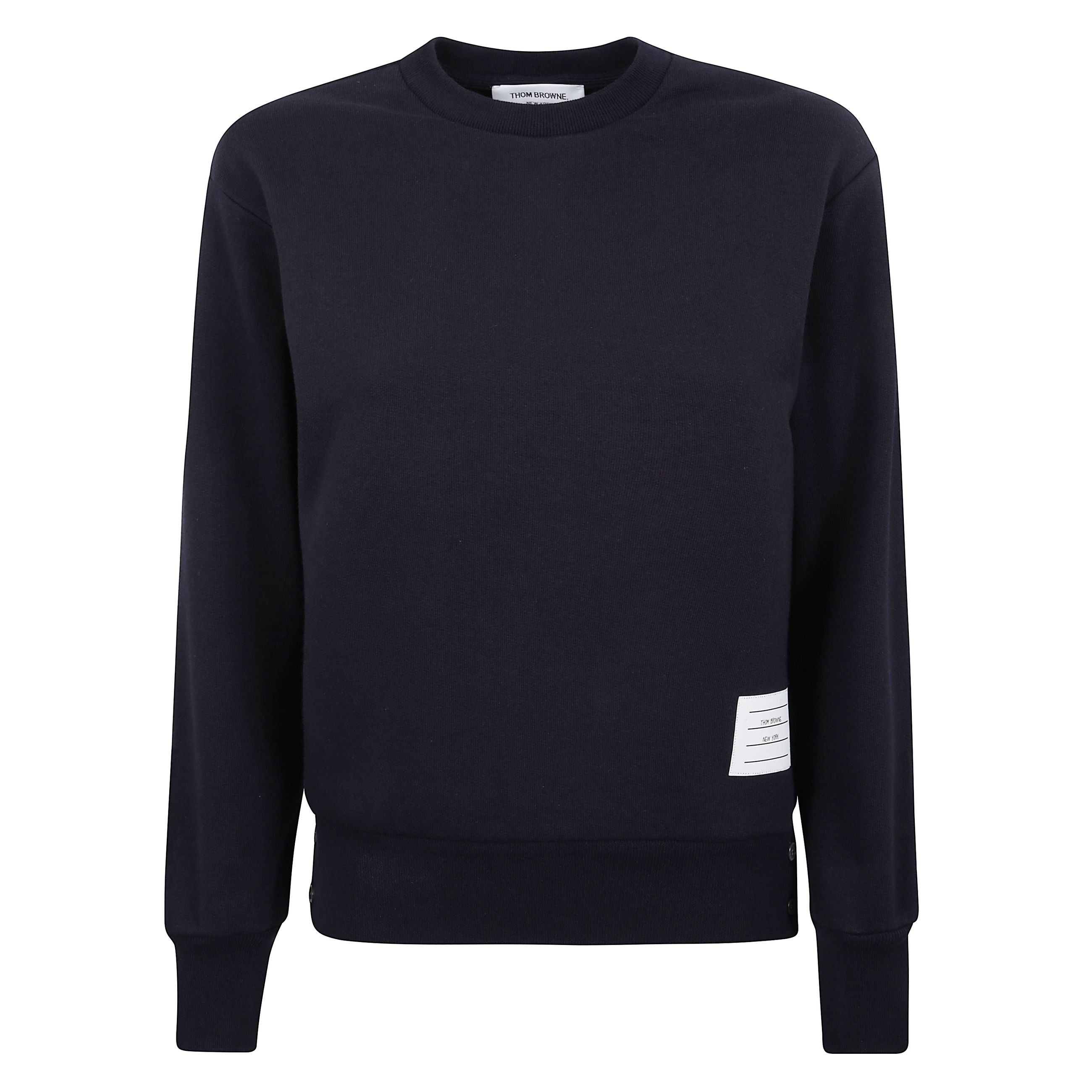 Maglione classico con vestibilitÃ  regular. righe verticali di colore rosso, bianco e blu lungo la schiena. etichetta con logo thom browne sul fronte vicino allâorlo.