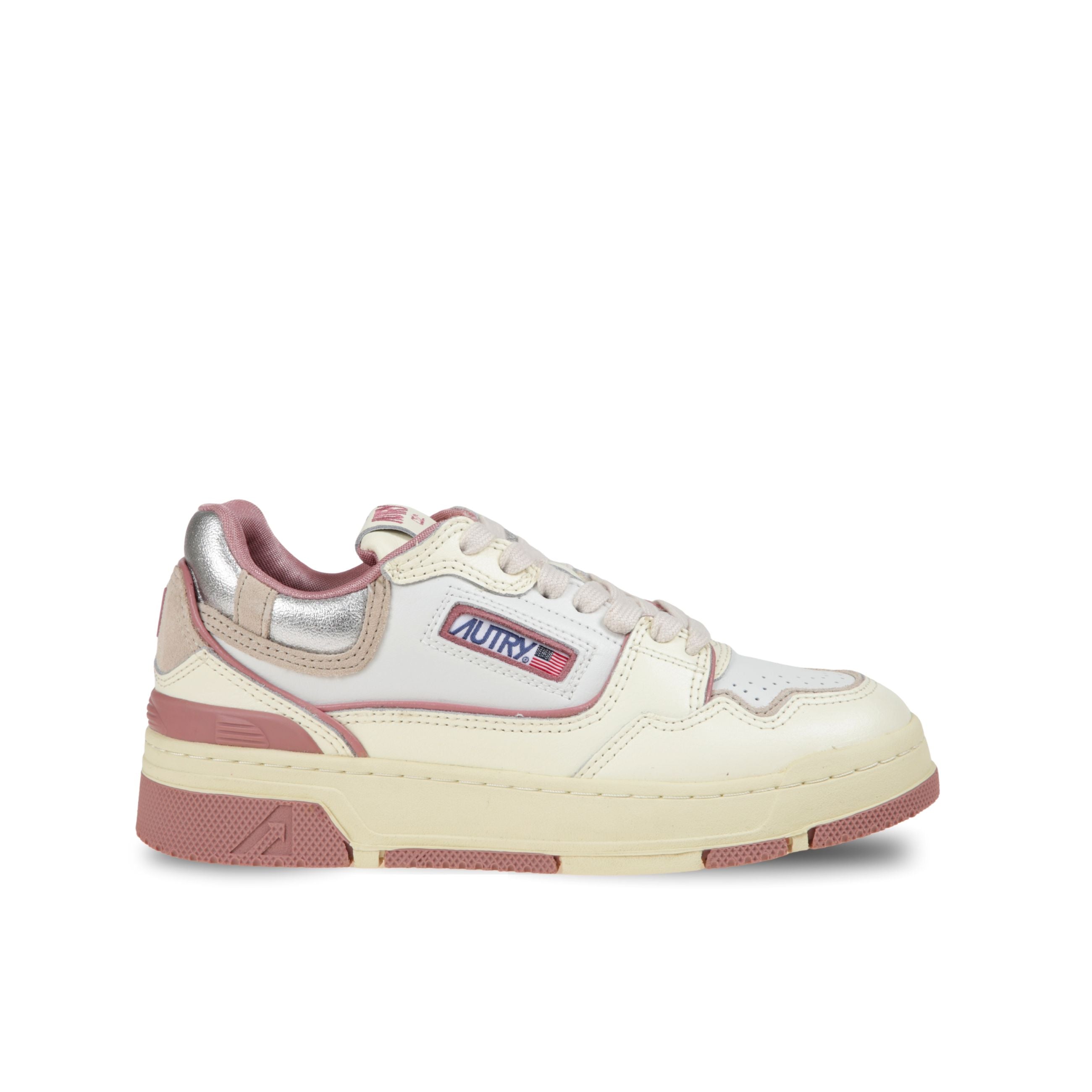 Sneakers autry "clc low". design con vari inserti in pelle e profili in rosa. microfori sul davanti. talloncino in pelle metallizzata color argento.