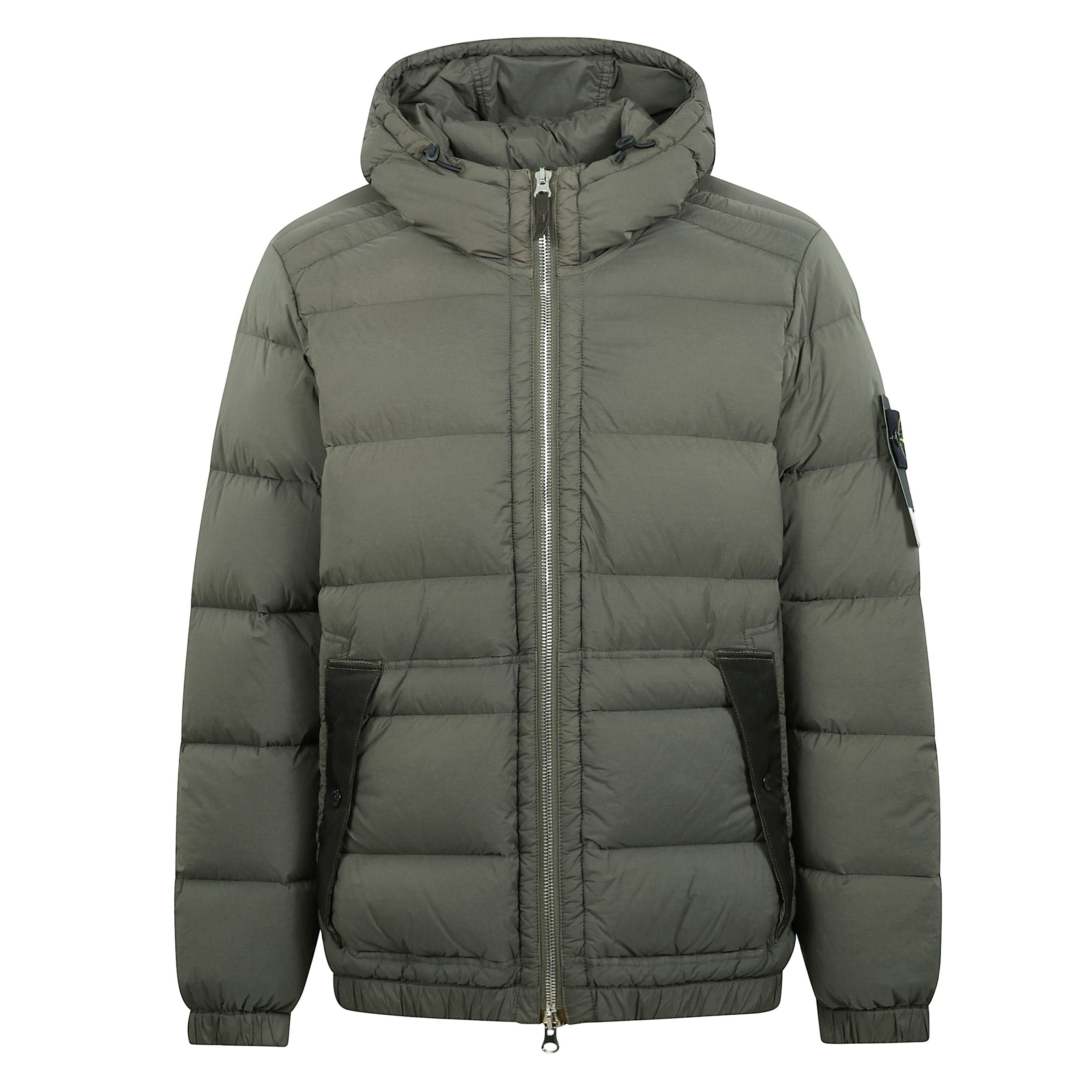 Giubbino imbottito a maniche lunghe con cappuccio regolabile. tasche frontali verticali con patta fissa tono su tono. polsini e fondo elasticizzati. chiusura con zip a doppio cursore. iconica patch del brand stone island sulla manica sinistra.