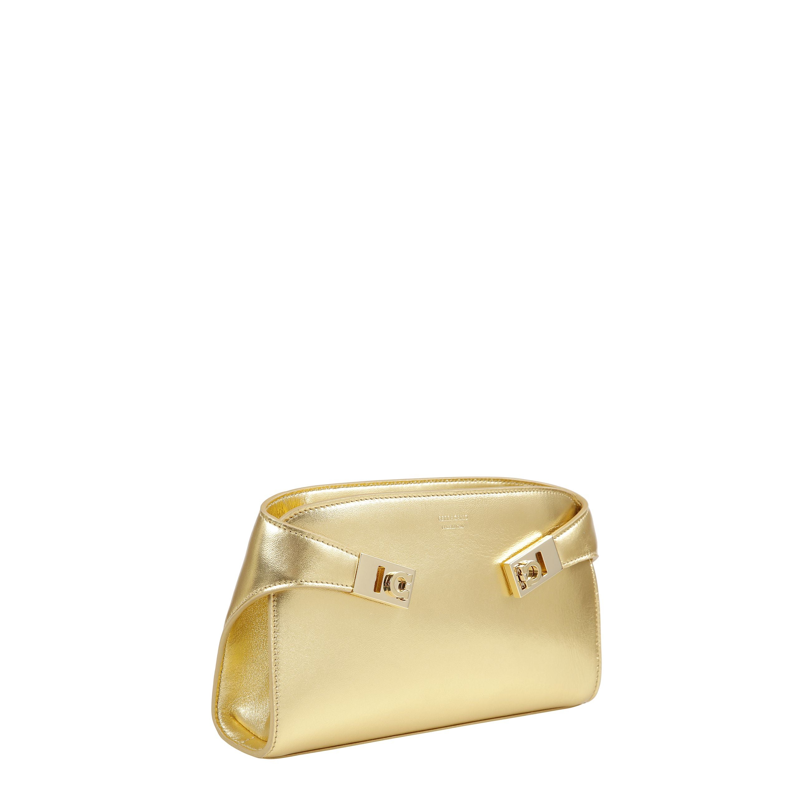 Mini borsa a tracolla hug metallizzata con fianchi avvolgenti e fibbie gancini in finitura dorata.  da indossare a mano come clutch o cross body grazie alla tracollina regolabile e rimovibile.