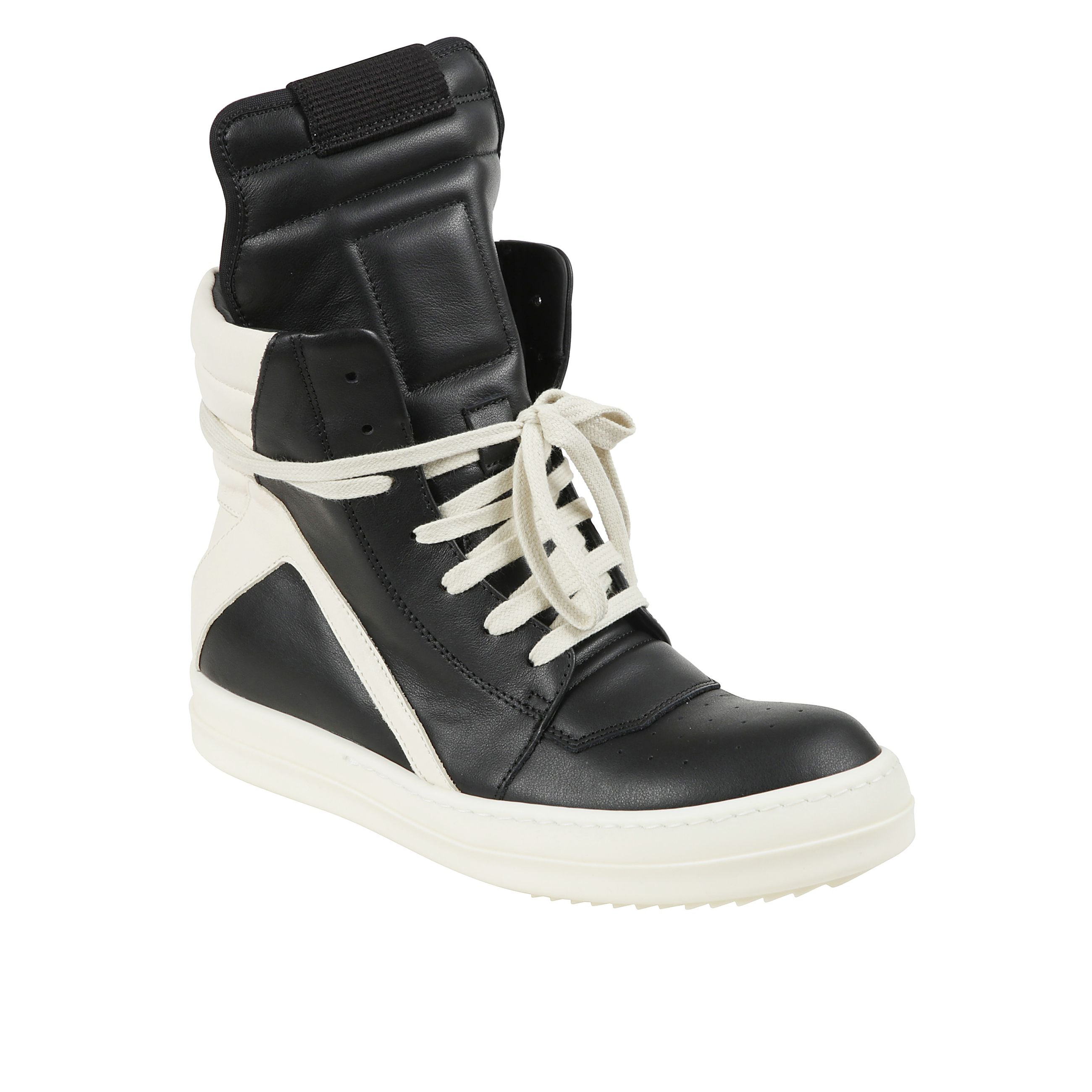Sneakers geobasket high-top in pelle bicolore. chiusura laterale con zip e allacciatura frontale con lacci. dettagli con strisce a contrasto. suola a cassetta in gomma con dente di squalo.