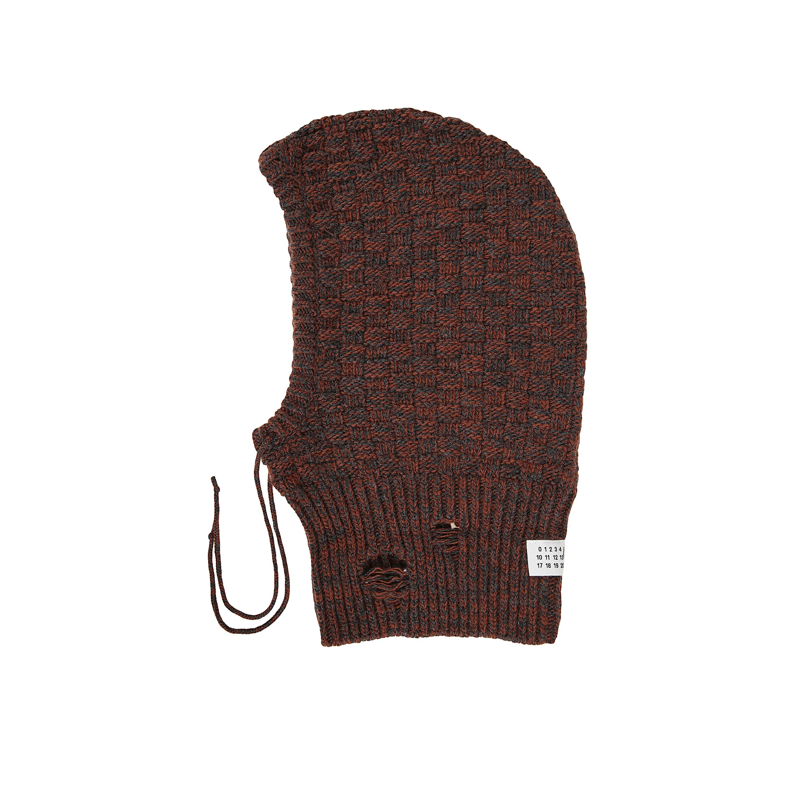 Balaclava in lana vergine a maglia waffle strutturata, con colletto a coste, lunghe coulisse in maglia e etichetta numerica cucita sul retro.