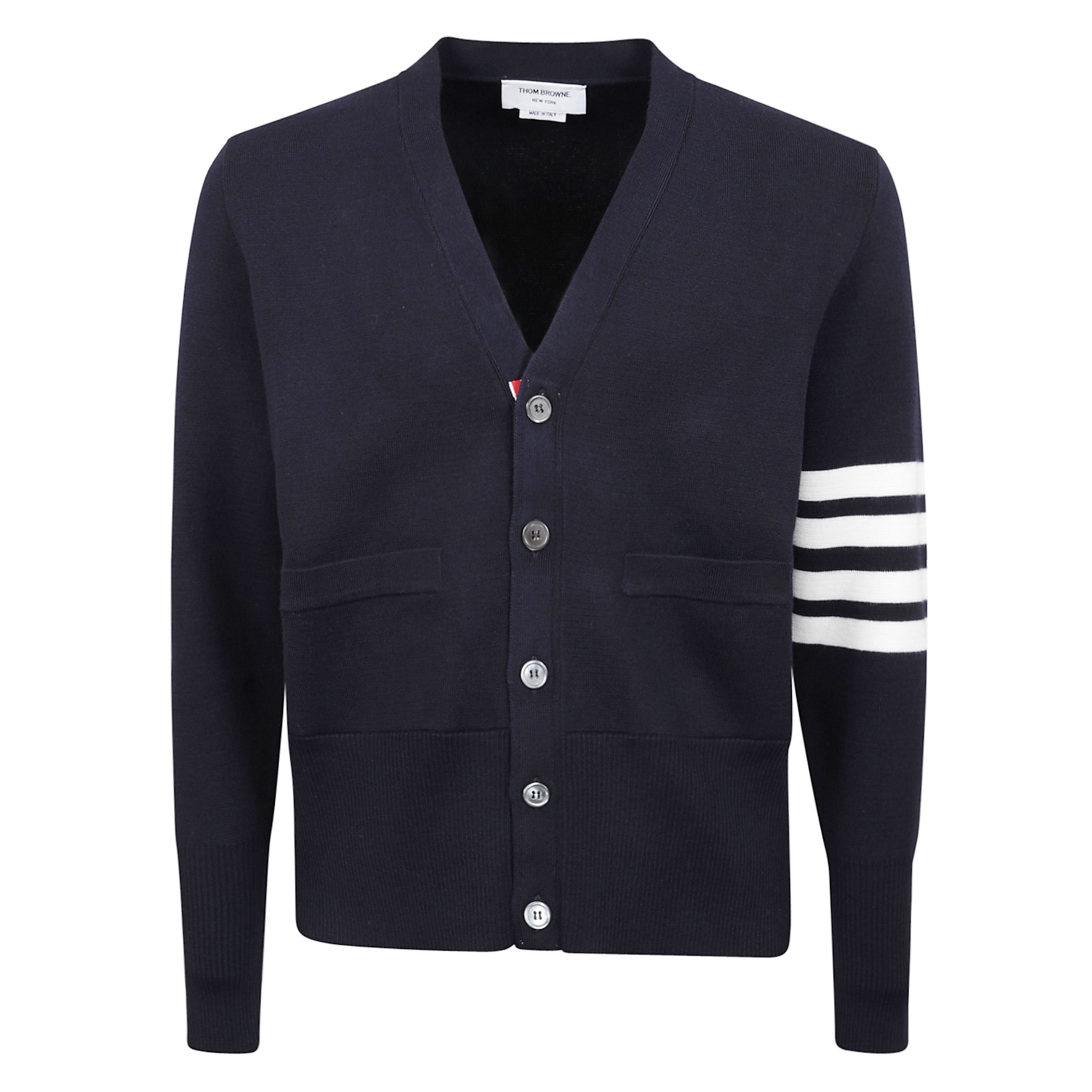 Cardigan con scollo a v e a manica lunga girocollo. due tasche frontali. dettaglio a quattro barre thom browne sulla manica sinistra. polsini con bottoni. profili in grosgrain a righe sul cannoncino, polsini e orlo.