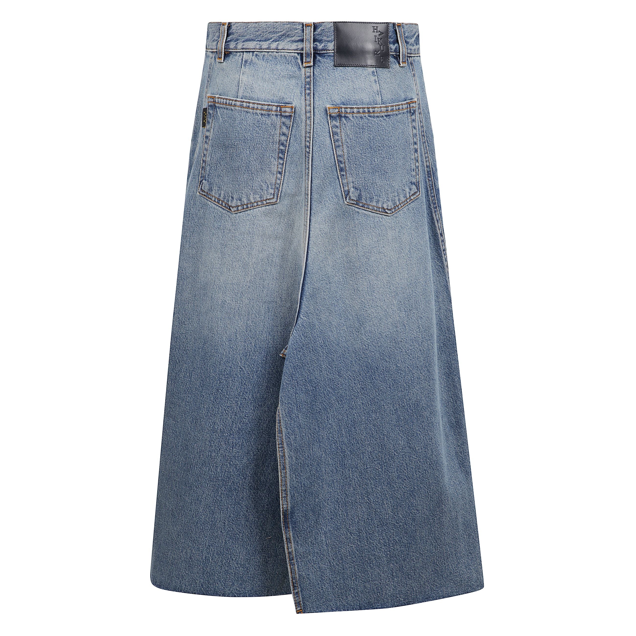 Gonna lunga in denim. lavaggio con effetto sfumato. spacco anteriore e cuciture frontali e posteriori che conferiscono l'illusione di un pantalone. cinque tasche e chiusura con bottone e cerniera. etichetta con il logo haikure sul retro.