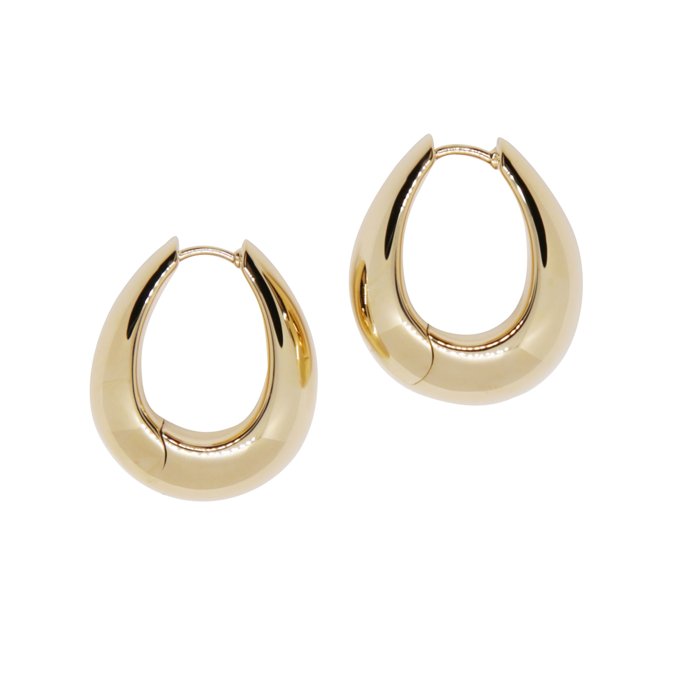 Un paio di orecchini a cerchio audaci e moderni.