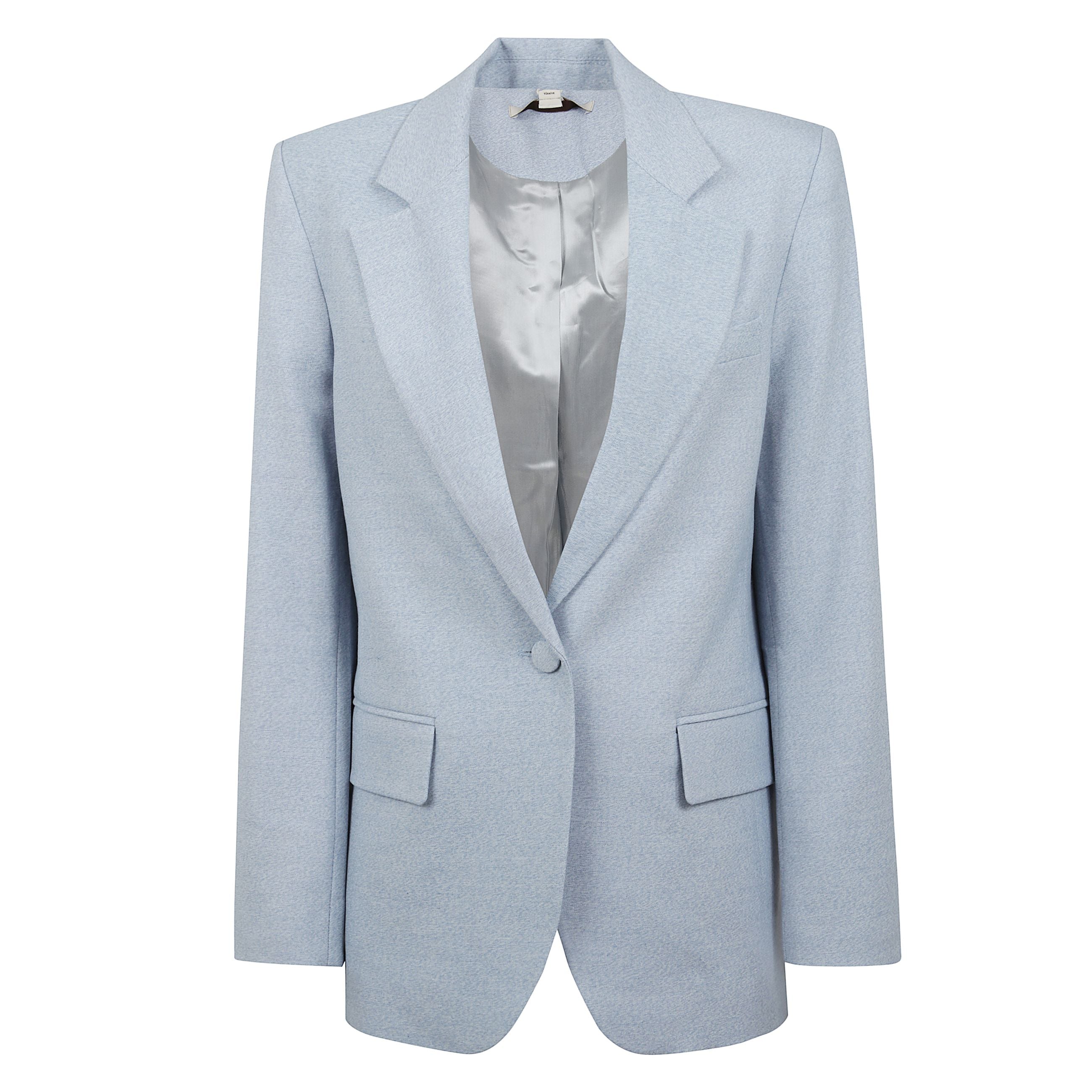 Il blazer cropped con maniche corte dusty blue presenta una chiusura con un solo bottone e un colletto strutturato. Ã¨ dotato di tasche con pattina frontali e una tasca a filetto sul petto. include polsini con bottoni e uno spacco posteriore per facilitar