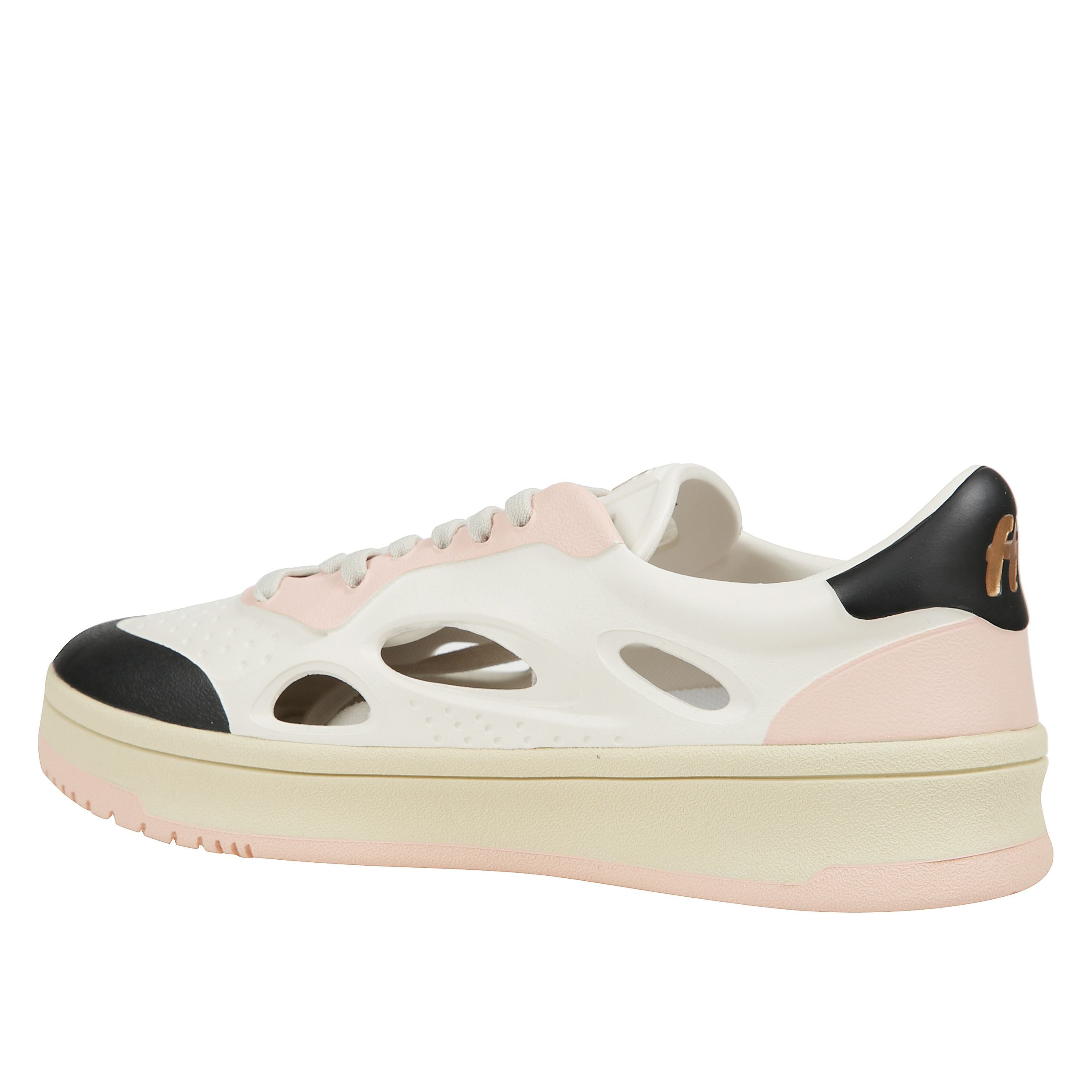 Sneakers foamers presentano la tomaia in pelle, la suola in gomma e il logo del brand sulla linguetta, sulla parte laterale e sul tallone, caratterizzate da un design innovativo con fori o aperture sui lati