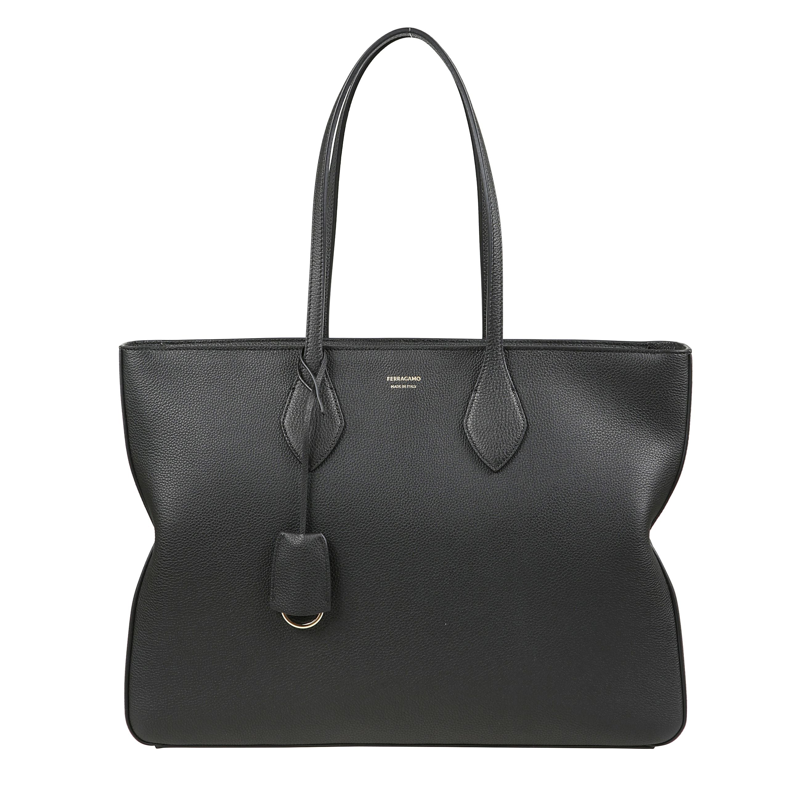 Tote bag (l) realizzata in vitello martellato con manici ricoperti in pelle, targhetta dorata e charm portachiavi con tracolla rimovibile e regolabile.  presenta piedini metallici con nervature per proteggere il fondo