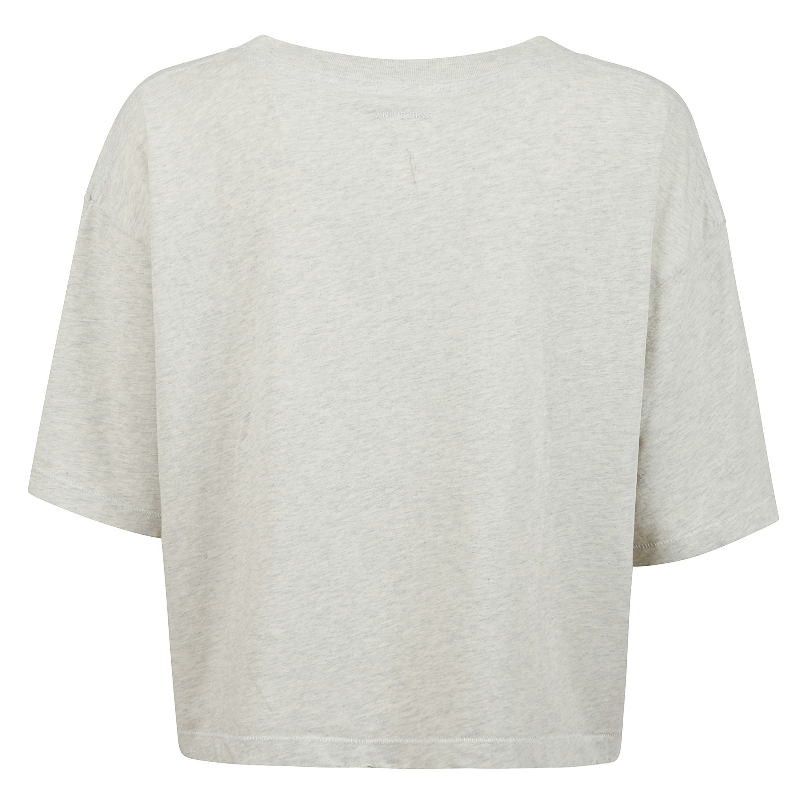 T-shirt in cotone di peso medio, caratterizzata da una silhouette boxy e corta. il design Ã¨ ispirato allo stile varsity con branding a contrasto, mentre i dettagli distressed su scollo, maniche e orlo conferiscono un effetto vissuto autentico. le spalle 