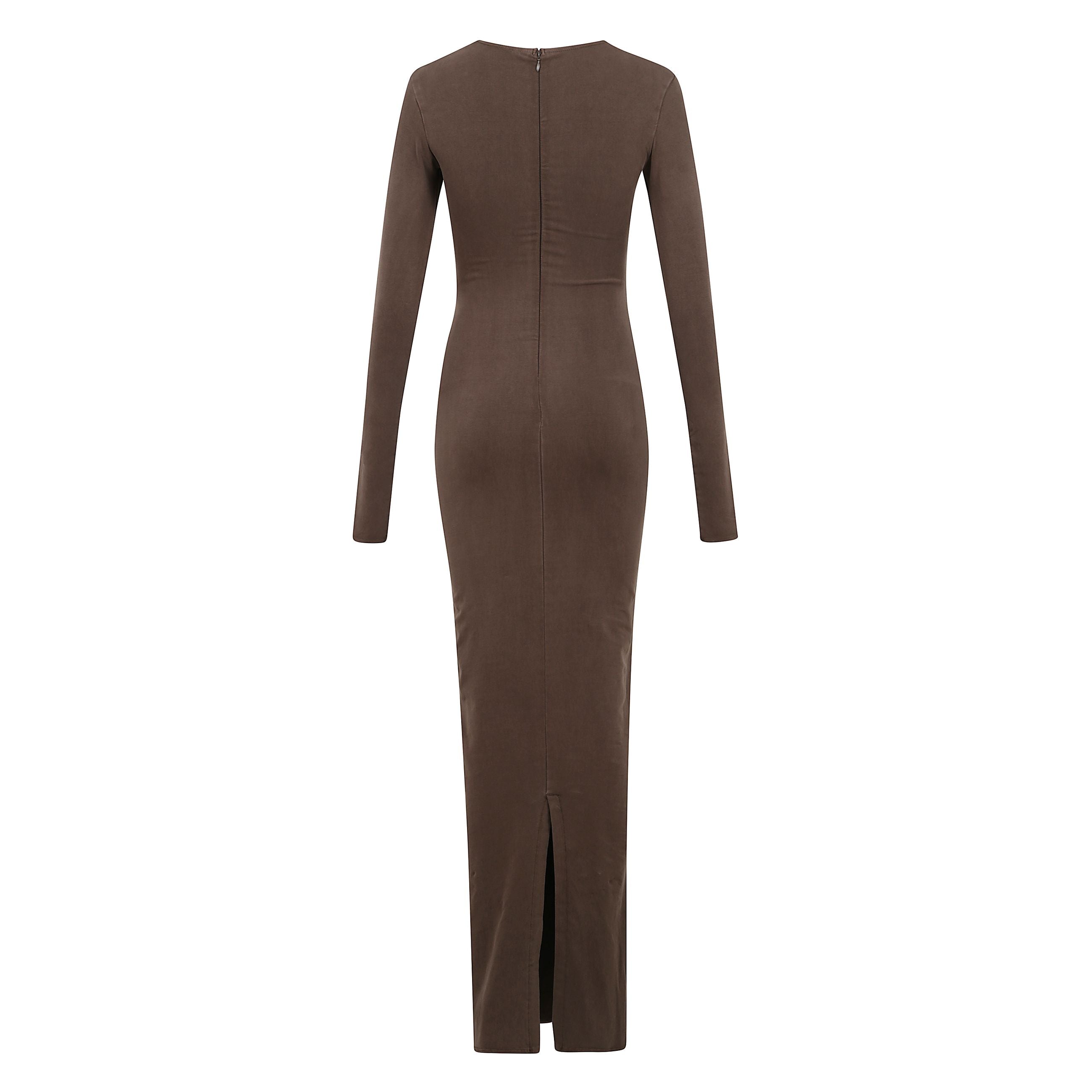 Questo maxi abito in misto cotone presenta maniche lunghe e un'elegante spaccatura centrale sul retro. indossalo con tacchi o ballerine abbinati.