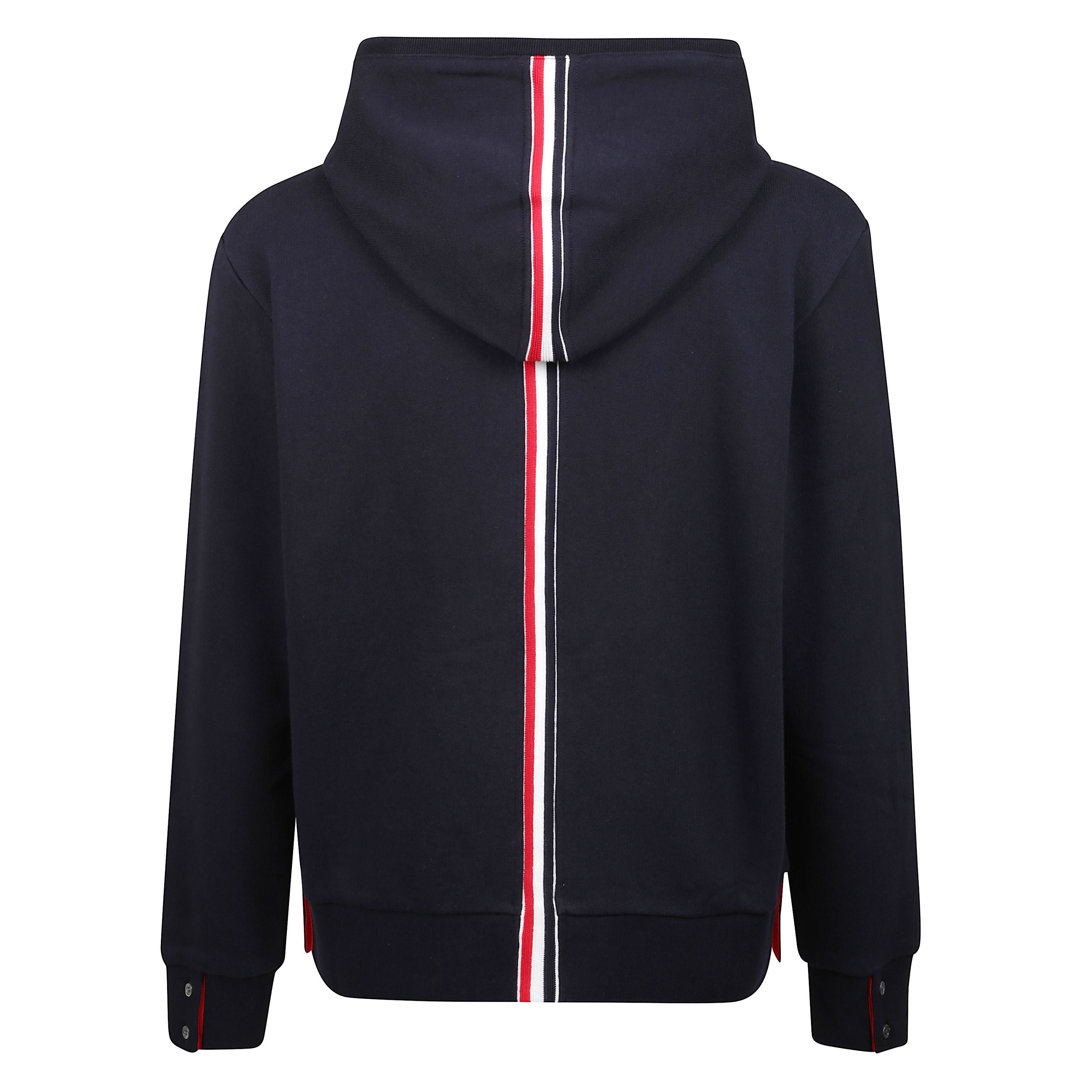 Felpa in cotone con cappuccio regolabile con lacci frontali. chiusura con cerniera a doppio cursore. tasca frontale a marsupio. orlo a coste e polsini elasticizzati con chiusura a bottoni. etichetta con firma thom browne vicino all'orlo frontale. lunga st