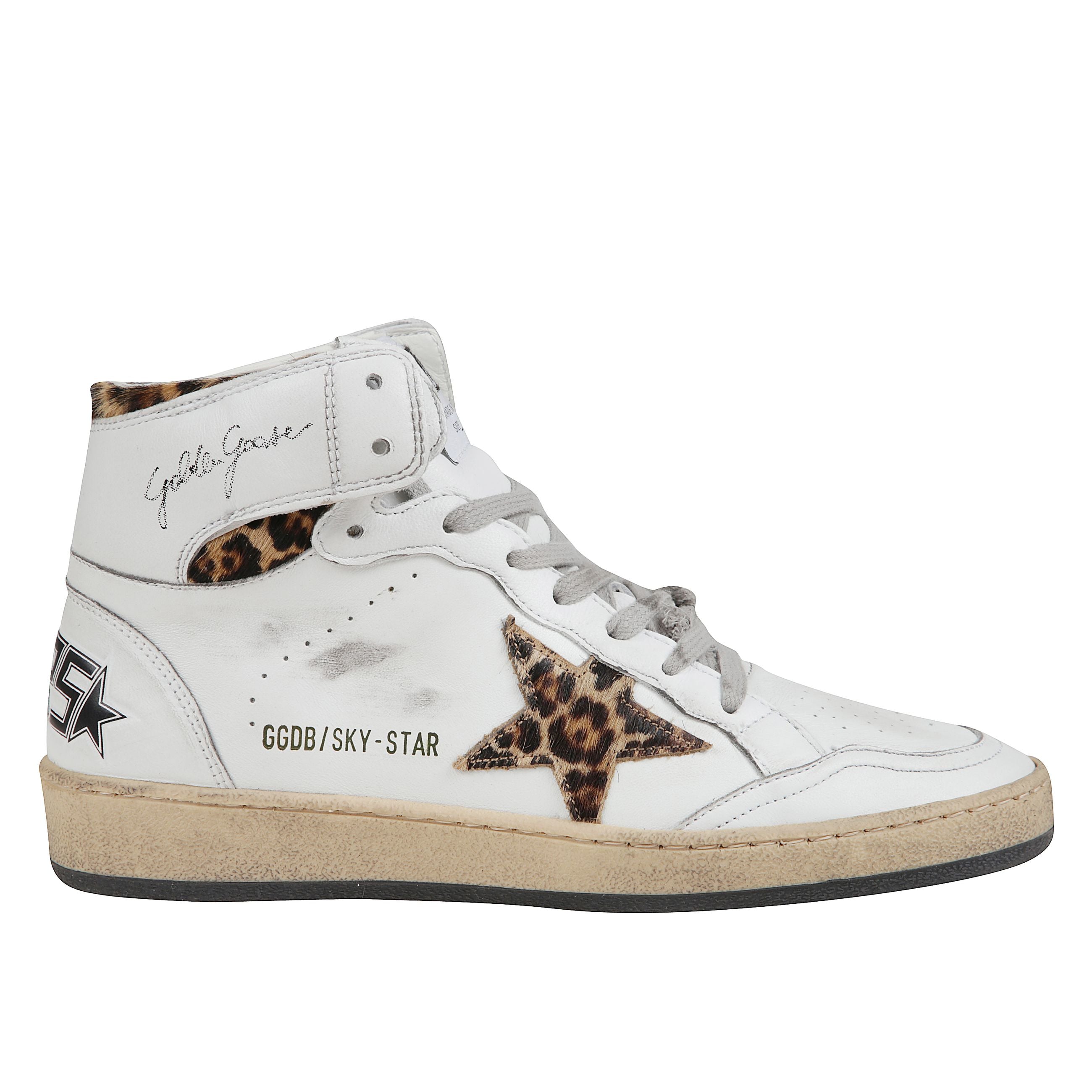 Sneaker high-top da donna ispirate ai college americani e al basket anni ottanta. realizzate in nappa bianca con inserti in cavallino leopardato, presentano il logo sul colletto della caviglia. lacci grigio ghiaccio, suola in gomma.