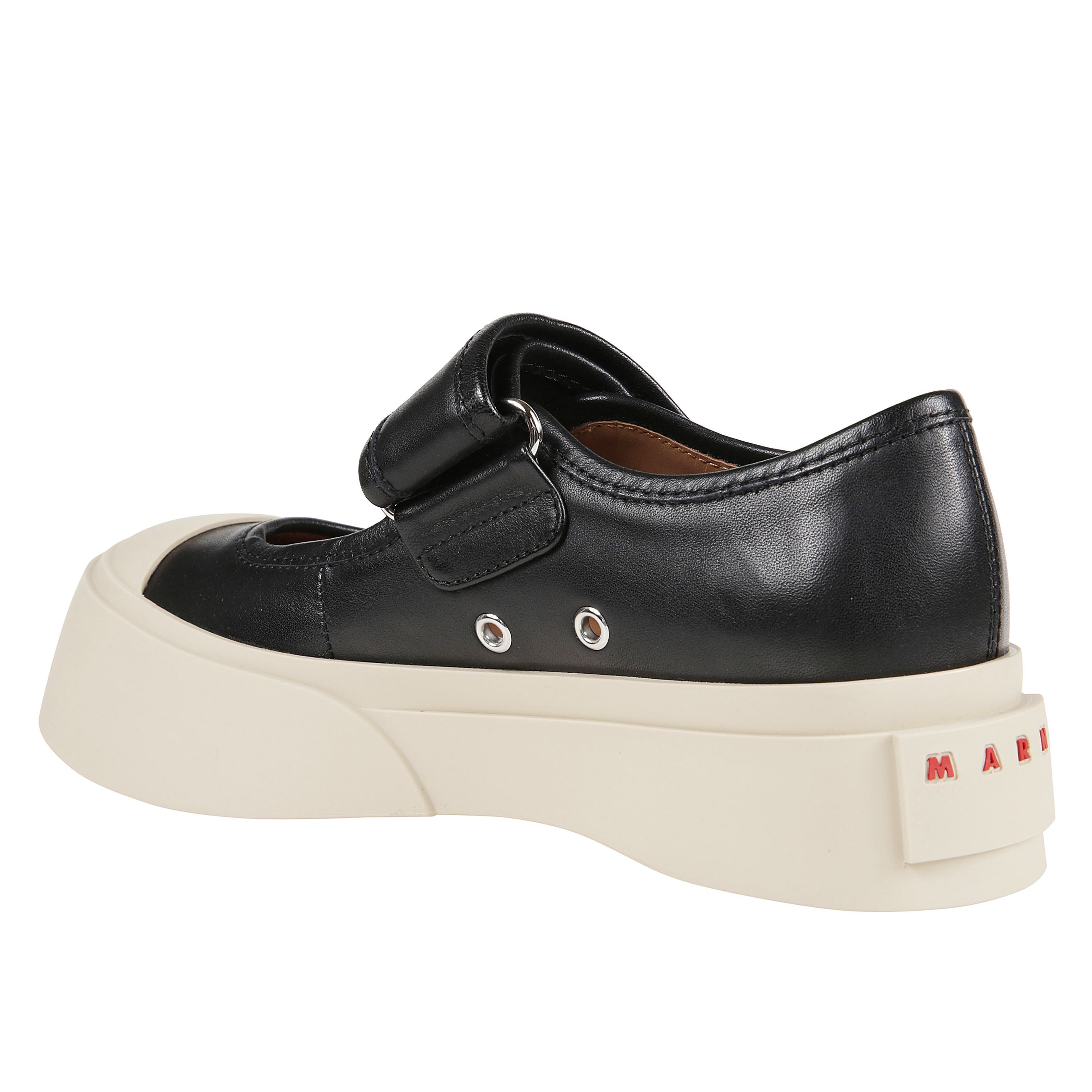 Ballerina mary jane in pelle di vitello con occhiello in metallo e puntale di gomma rotonda