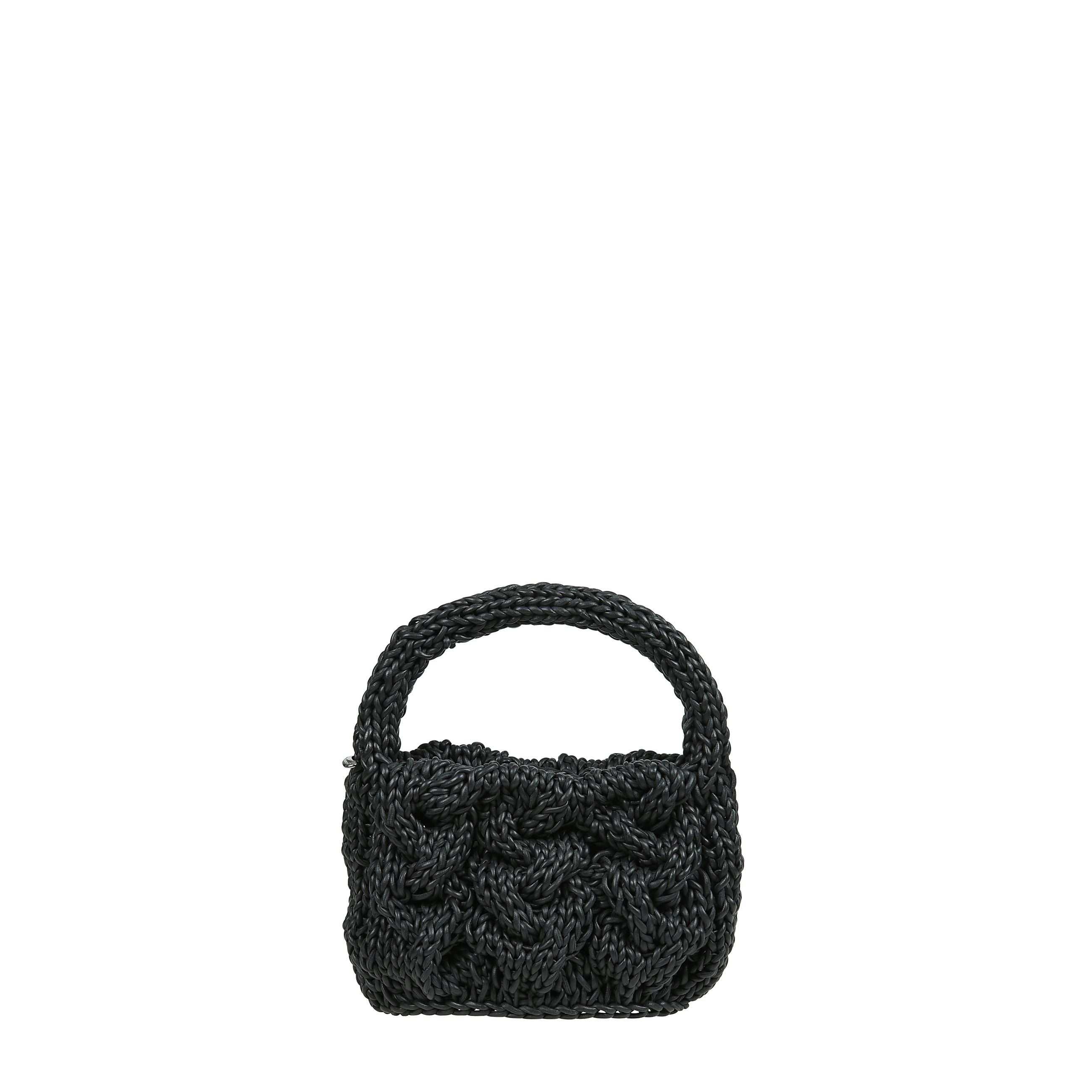 Modello in pelle con lavorazione a trecce realizzata a mano, con logo impresso inciso sul manico sinistro, chiusura magnetica, base in pelle con logo , modello senza fodera. puÃ² essere portata a mano.