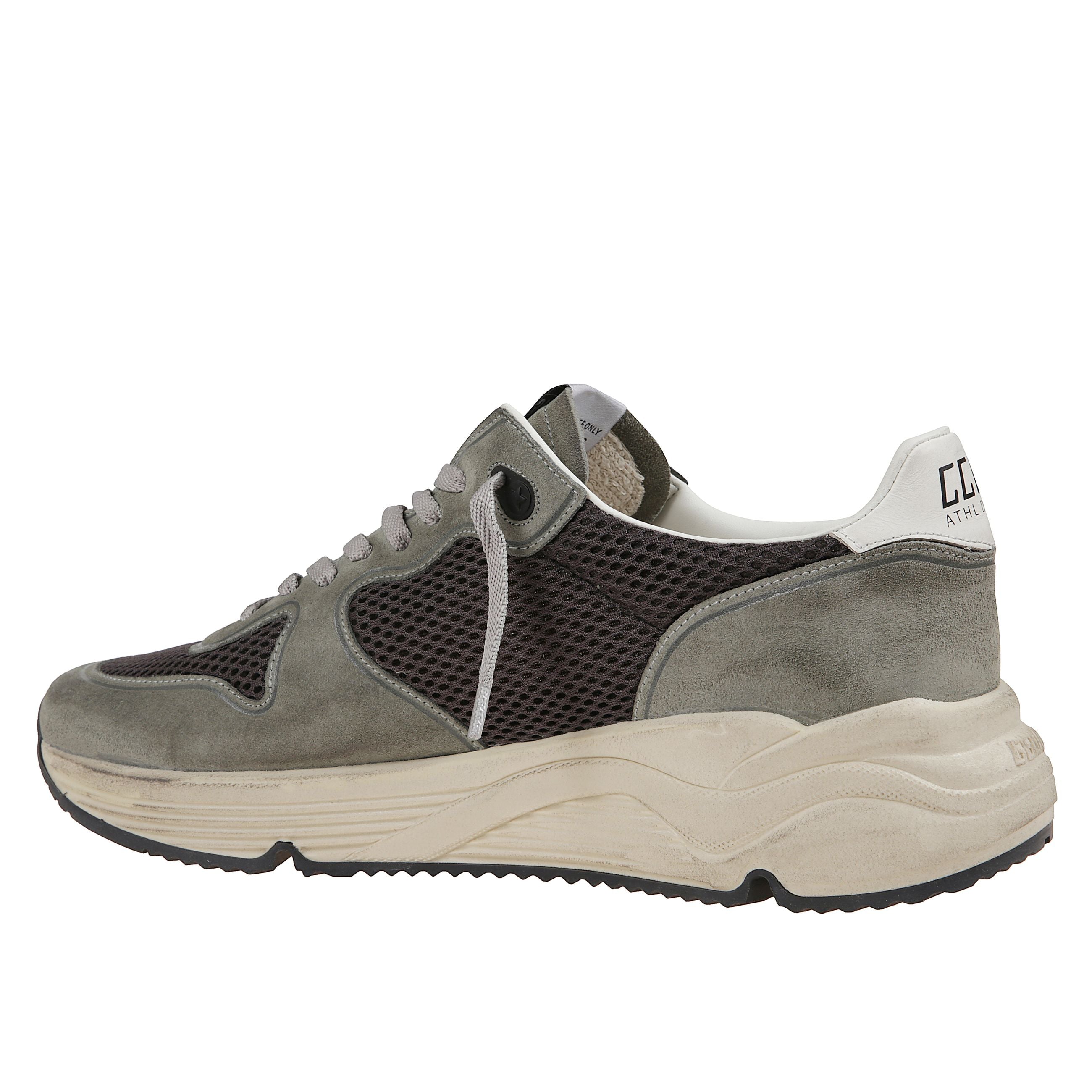 Sneaker golden goose running con tomaia in suede verde. inserti traforati a rete. chiusura frontale con lacci grigi. punta rotonda e suola in gomma.