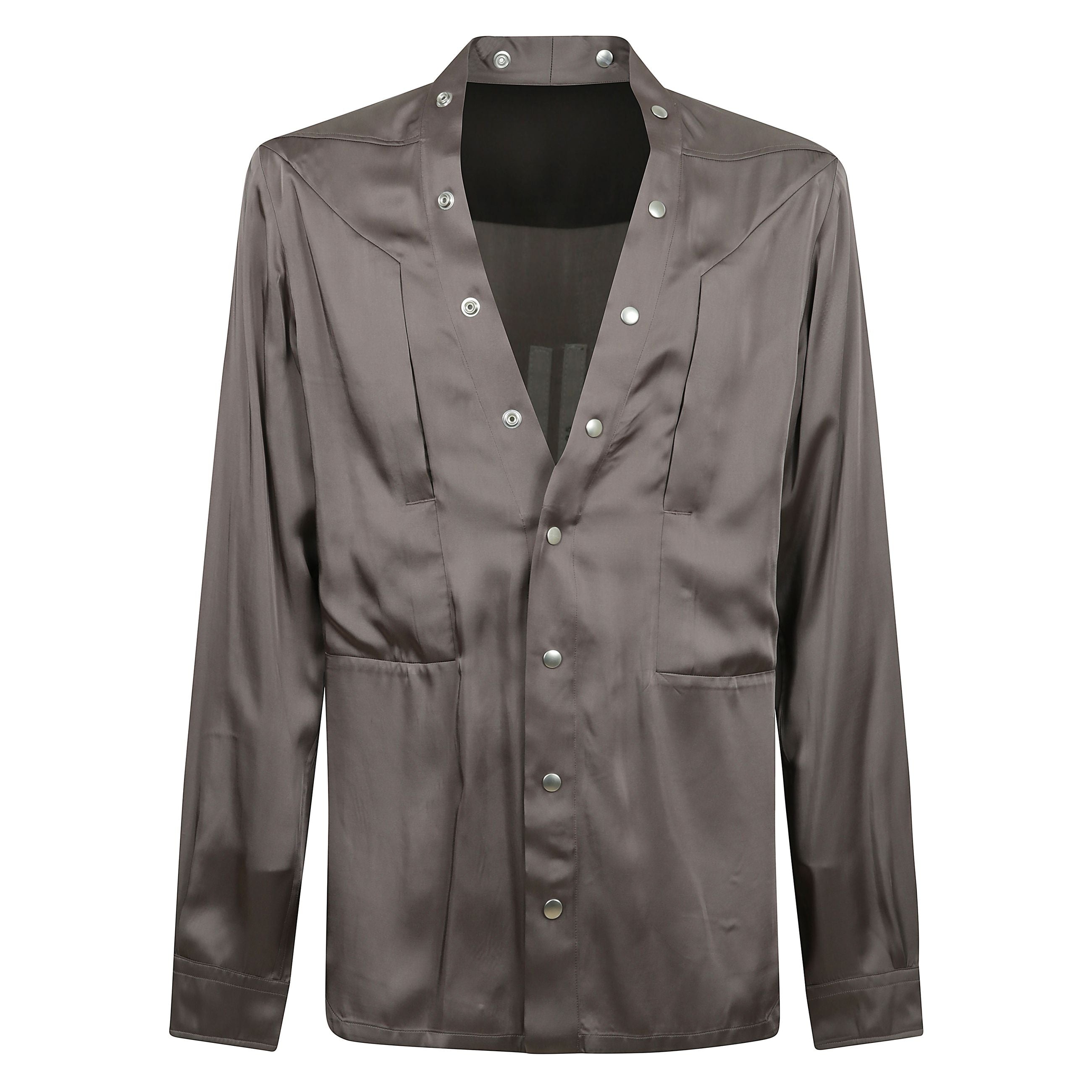 La camicia larry fogpocket di rick owens ss25 hollywood, realizzata in tessuto charmeuse lavato, presenta una silhouette lunga fino all'anca con un profondo scollo a v e chiusure a scatto visibili.
include due tasche sul petto nebbia con aperture vertical