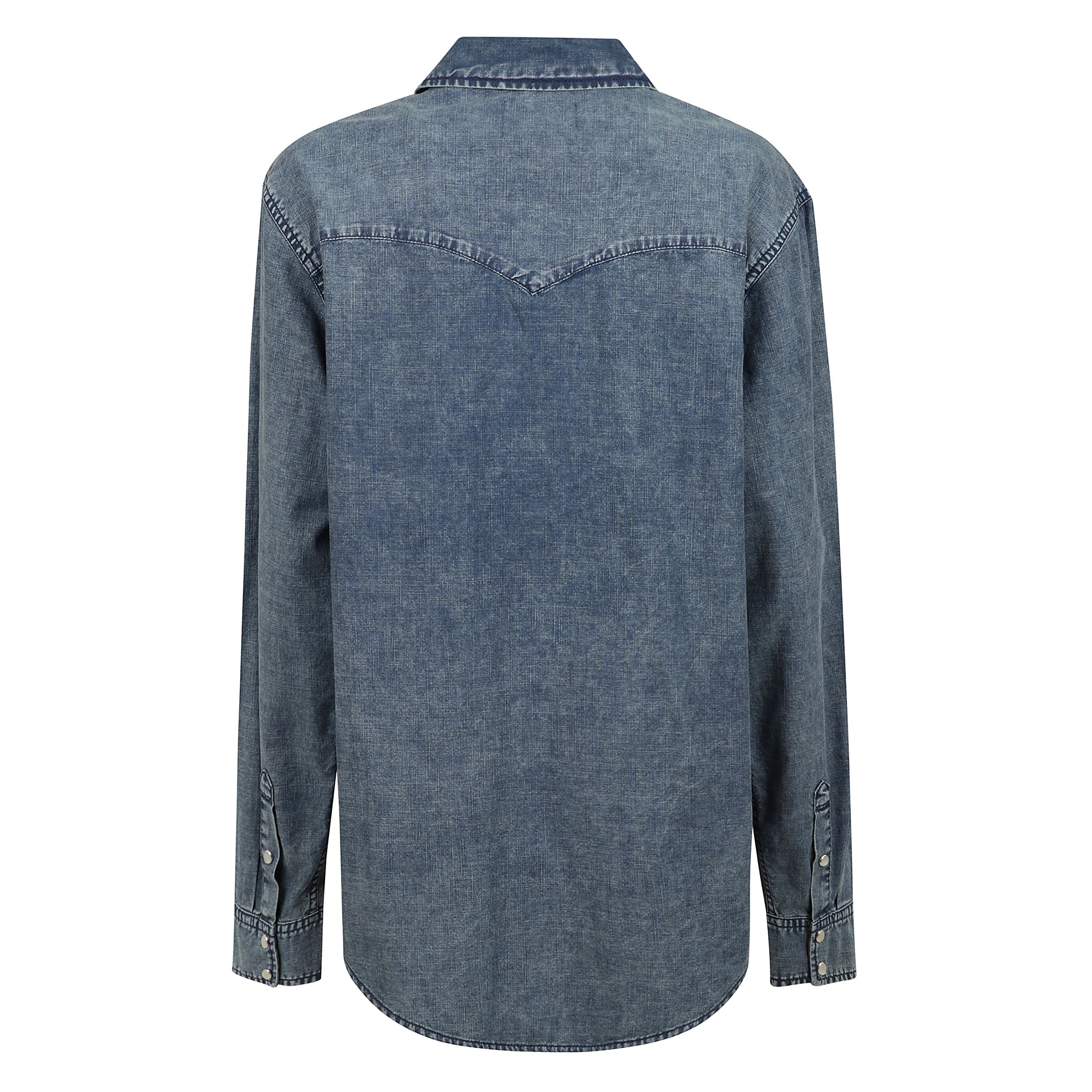 Camicia vasco con chiusura frontale con bottoni a pressione, due tasche con patta sul petto, polsini con bottoni a pressione.