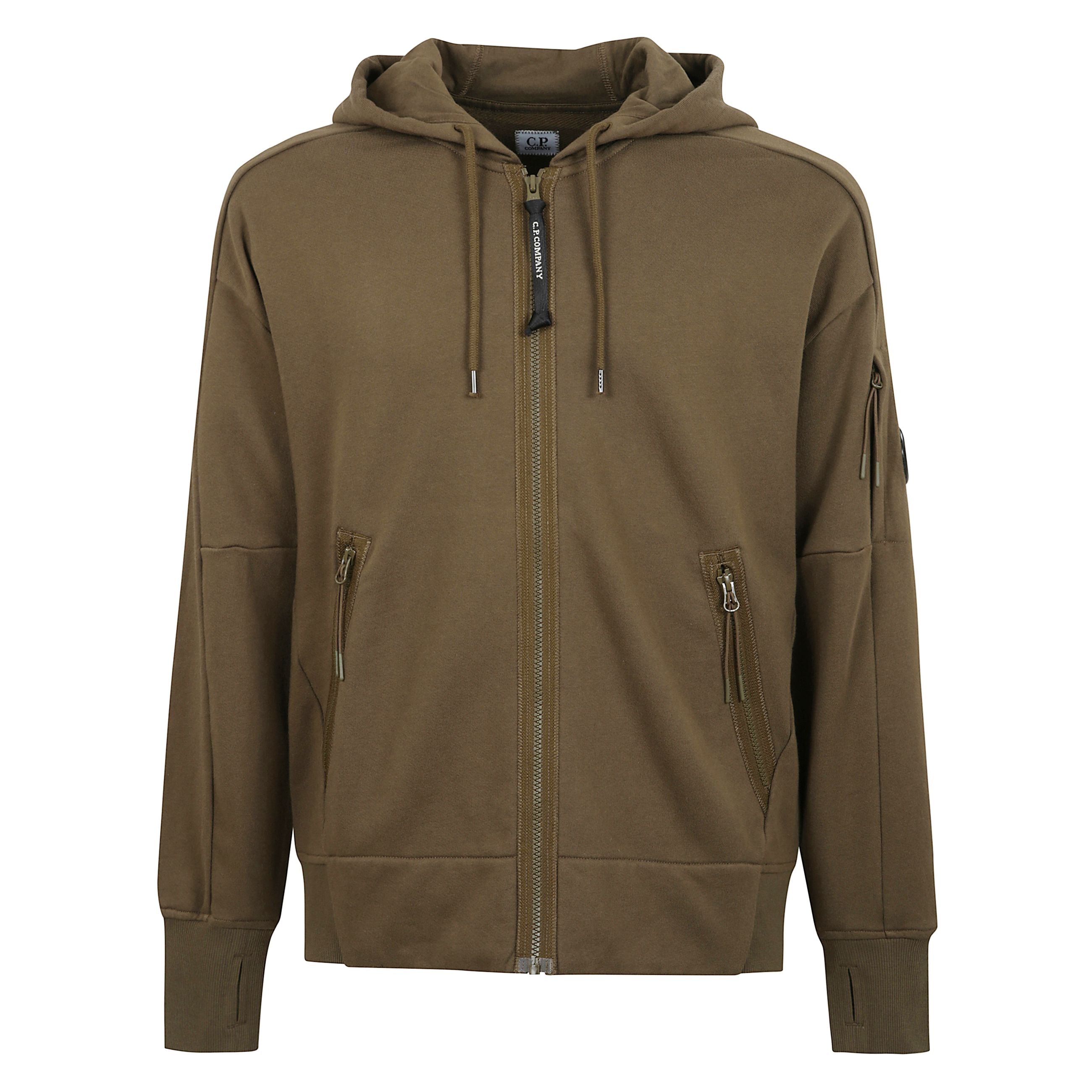 Felpa full zip con cappuccio regolabile e logo ricamato, realizzata in fleece di cotone smerigliato di peso medio con trama diagonale. dotata di taschino con lente, tasche laterali con zip, polsini e orlo a costine, in vestibilitÃ  regular fit.