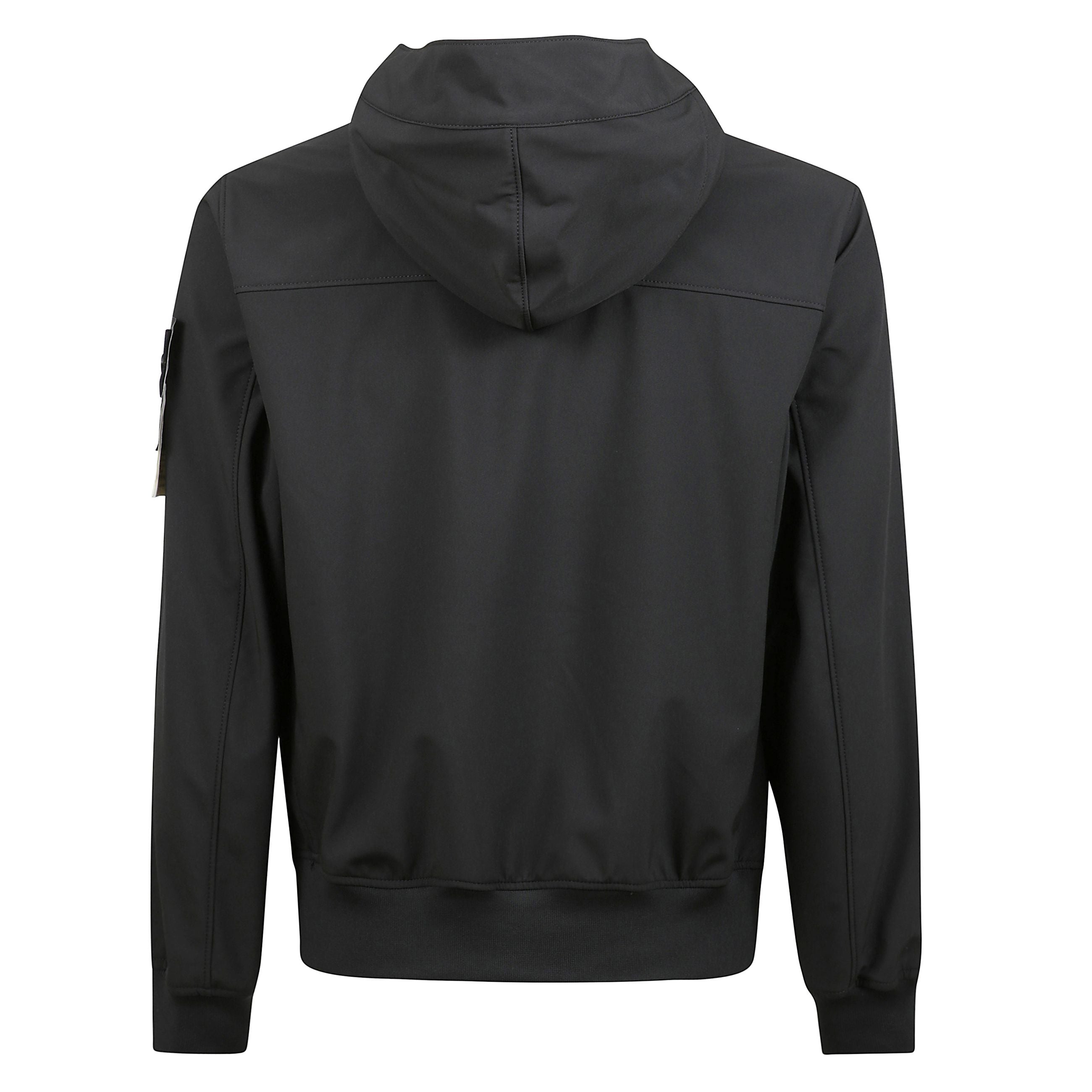 Giubbotto con manica lunga e cappuccio, presenta una chiusura a bottoni con tasche laterali