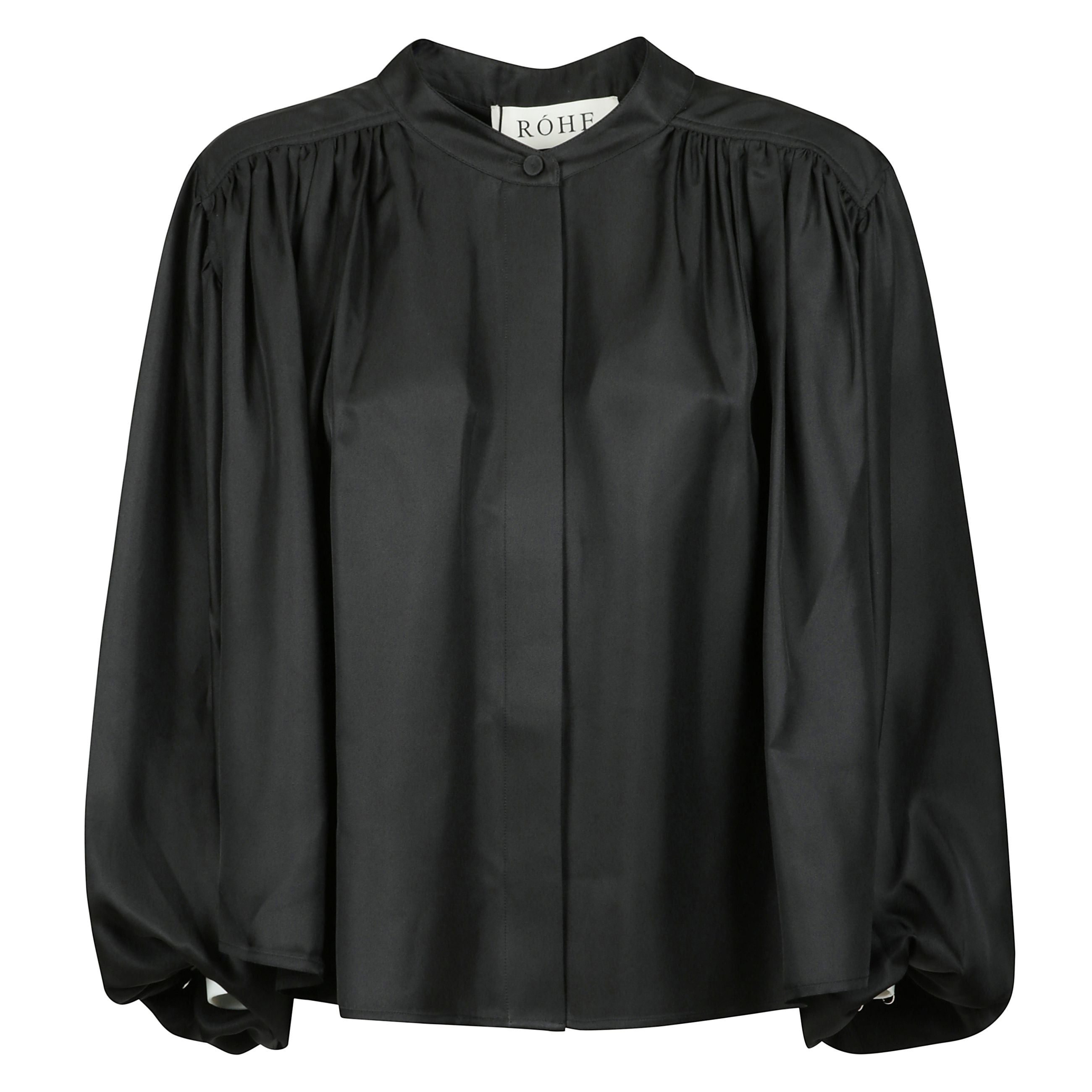 Ecco la camicetta nera di rÃ³he, realizzata in 100% seta per un look lussuoso. questo capo ha una vestibilitÃ  regolare ed Ã¨ progettato per combinare eleganza e comfort.