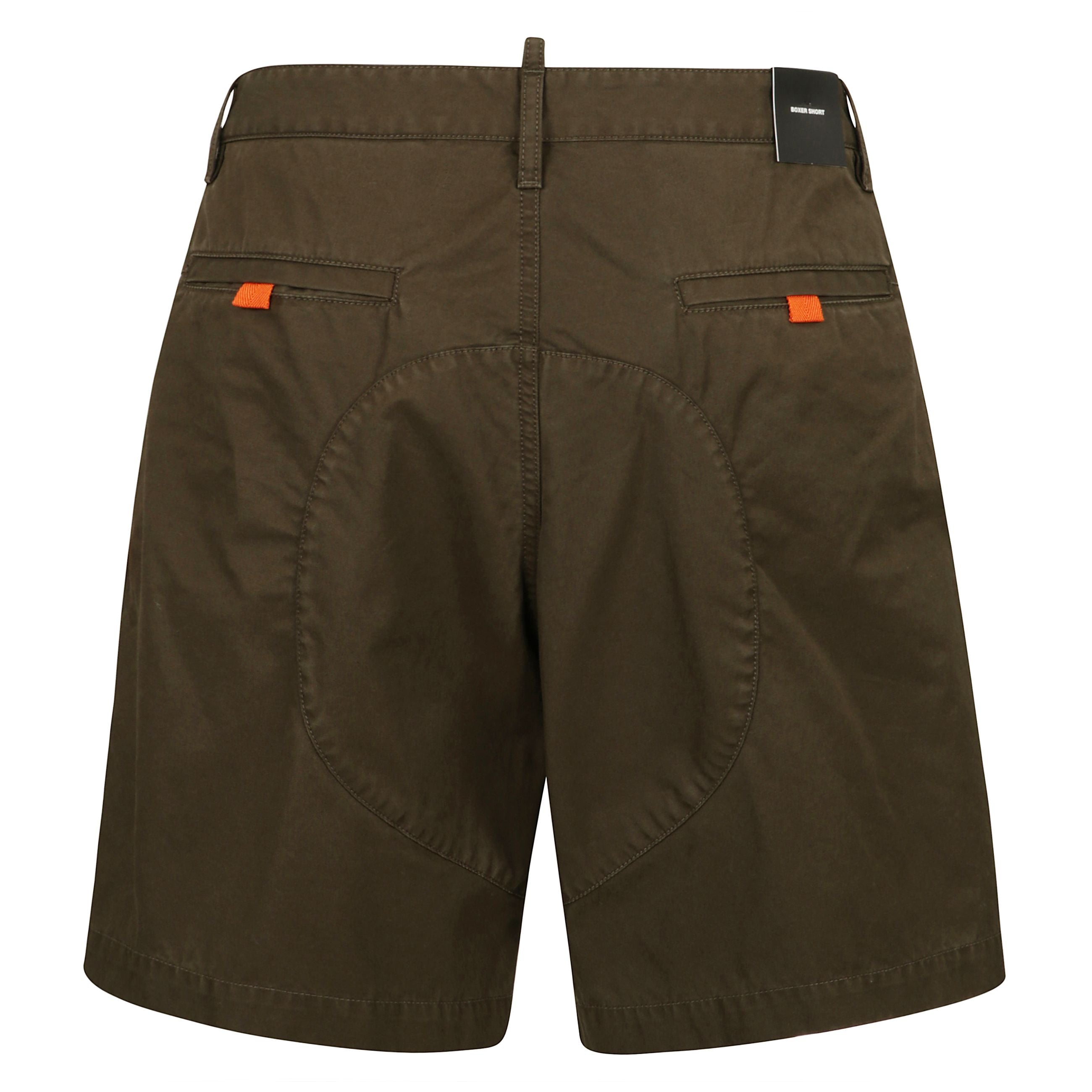 Questi esclusivi bermuda cargo firmati dsquared2 combinano stile contemporaneo e funzionalitÃ , perfetti per chi ama un look casual ma ricercato. realizzati in resistente cotone premium, garantiscono comfort e vestibilitÃ  impeccabile.

il design ispirato