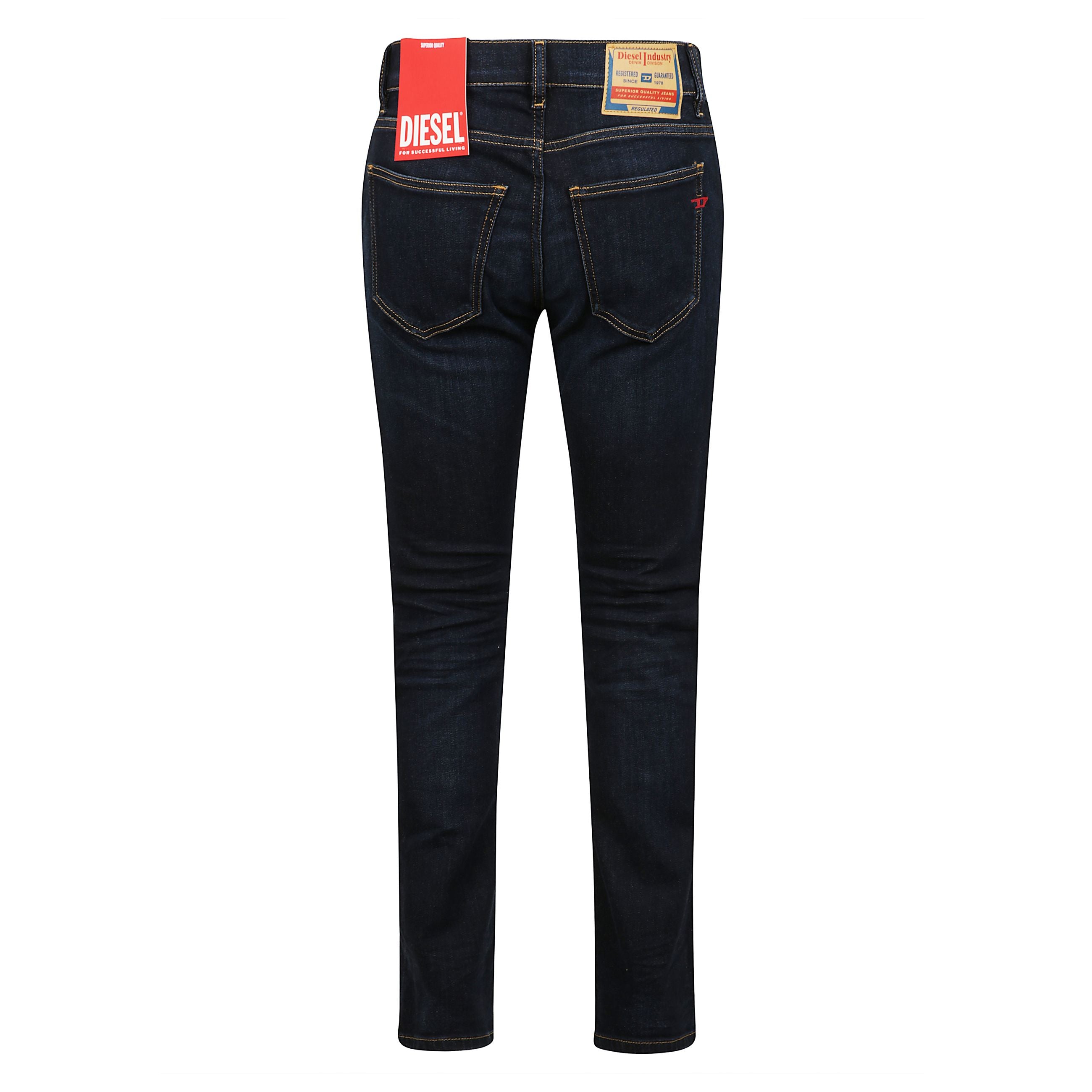 Modello slim dalla costruzione pulita e dettagli essenziali, completato da chiusura zip. caratterizzato da una silhouette comoda e versatile.
questo lavaggio blu scuro in denim stretch Ã¨ lavato in italia e caratterizzato da effetti used e dirty. i whiske