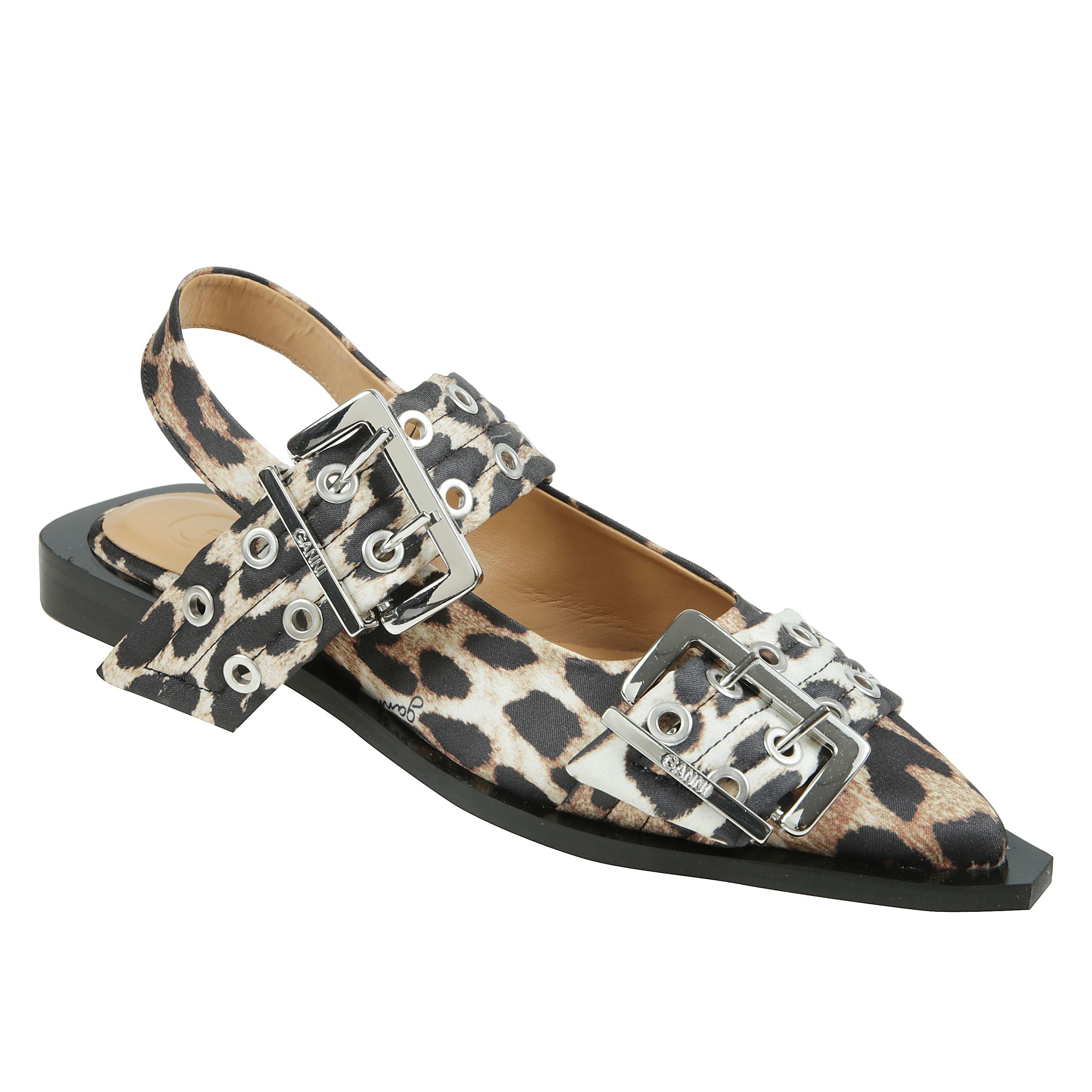 Questi leopard satin femminile fibbia ballerine dispongono slingback cinghie e una punta appuntita. le scarpe hanno due fibbie color argento con occhielli abbinati e un tacco nero quadrato.