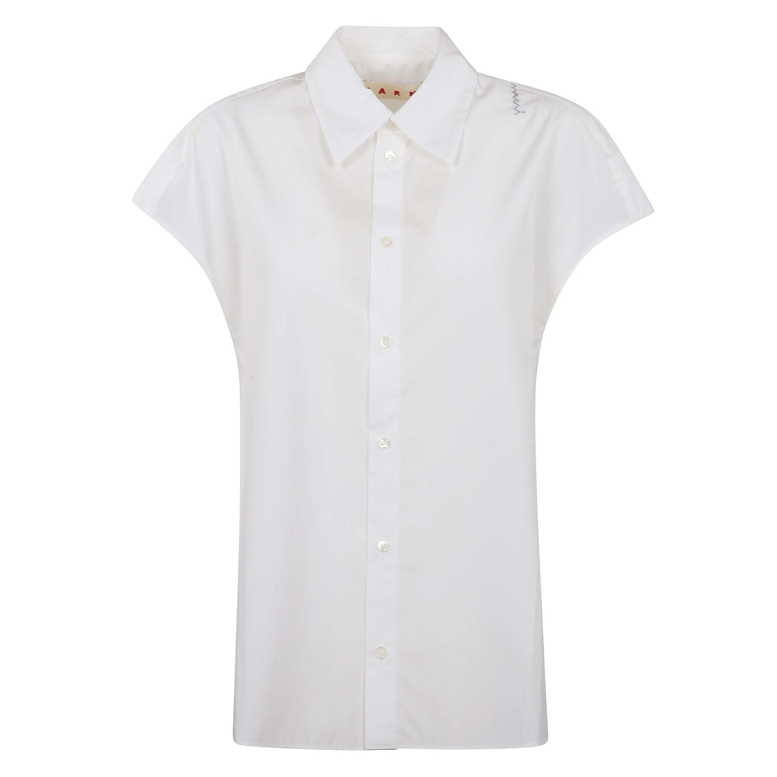 Camicia bianca smanicata con chiusura frontale a bottoni
e logo sul retro