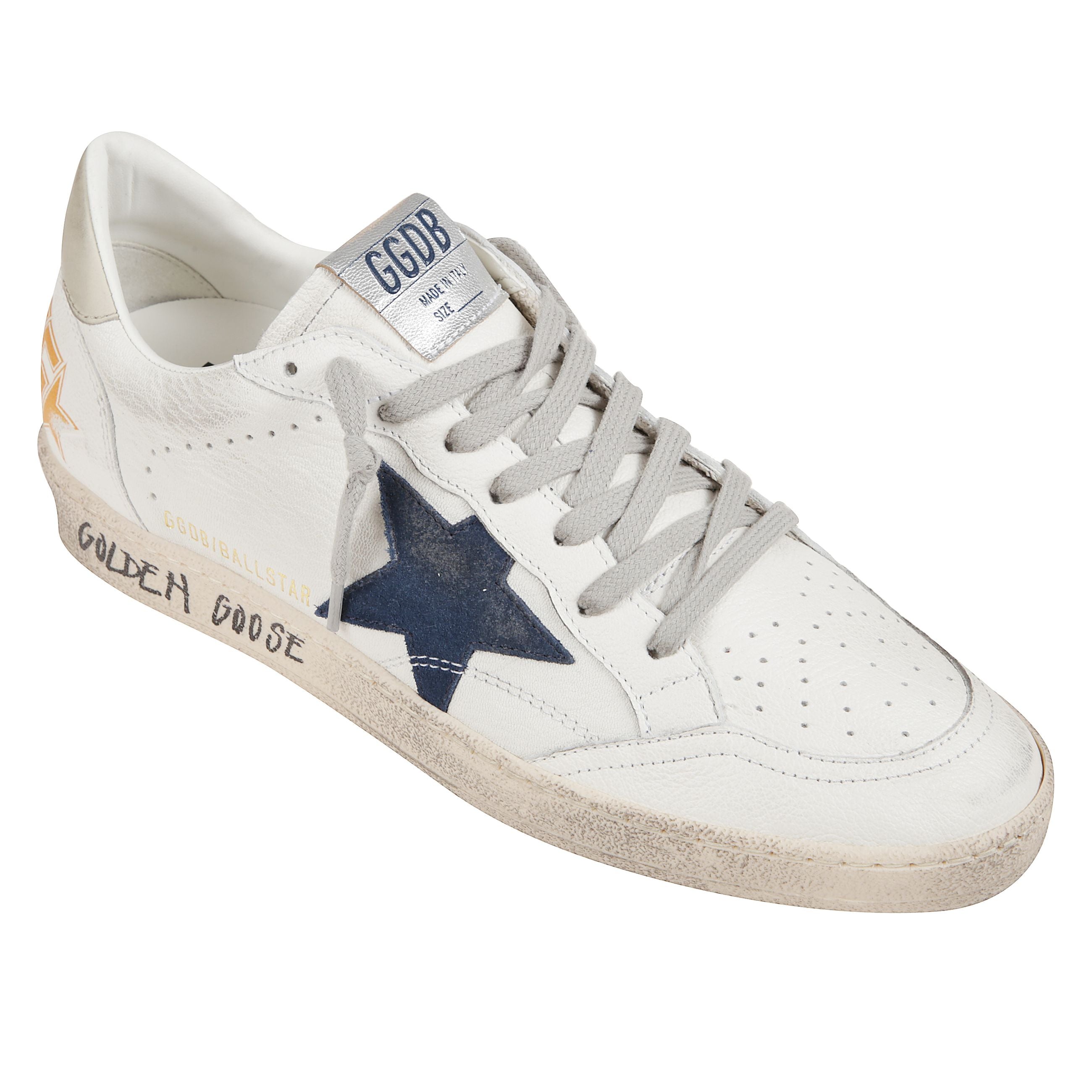 Sneakers golden goose in pelle con chiusura frontale a lacci, suola piatta in gomma e rinforzo a contrasto sul tallone. dettaglio applicato a forma di stella. colori bianco, blu e ghiaccio.