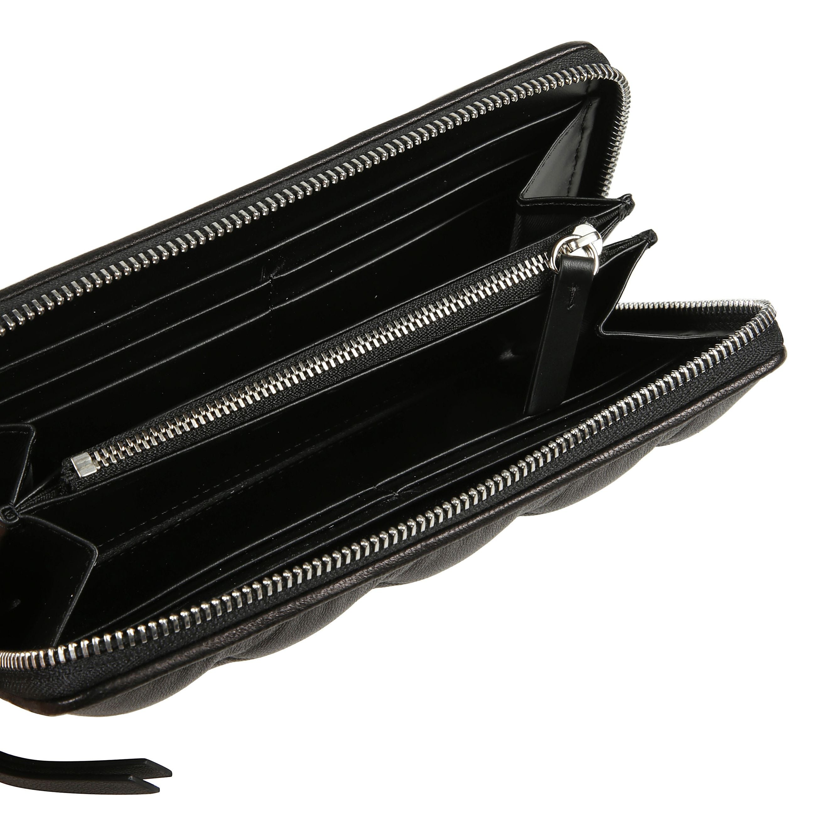 Portafoglio bi-fold in pelle con chiusura zip. imbottitura trapuntata. interno organizzato con vari scomparti e tasca con zip portamonete. etichetta metallica con logo numerico maison margiela sul fronte.