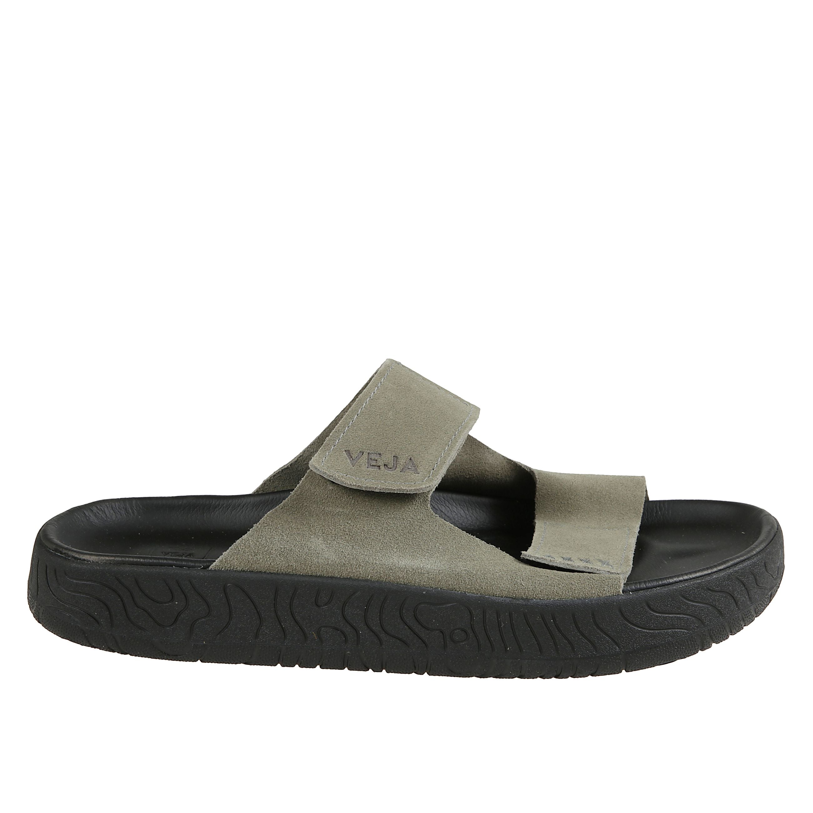 Veja presenta etna, il suo primo sandalo in camoscio, levigato per ottenere un aspetto morbido ed elastico. progettato con cinghie regolabili a strappo e le sue linee topografiche con la tomaia minimalista creano una silhouette pulita e suggestiva.