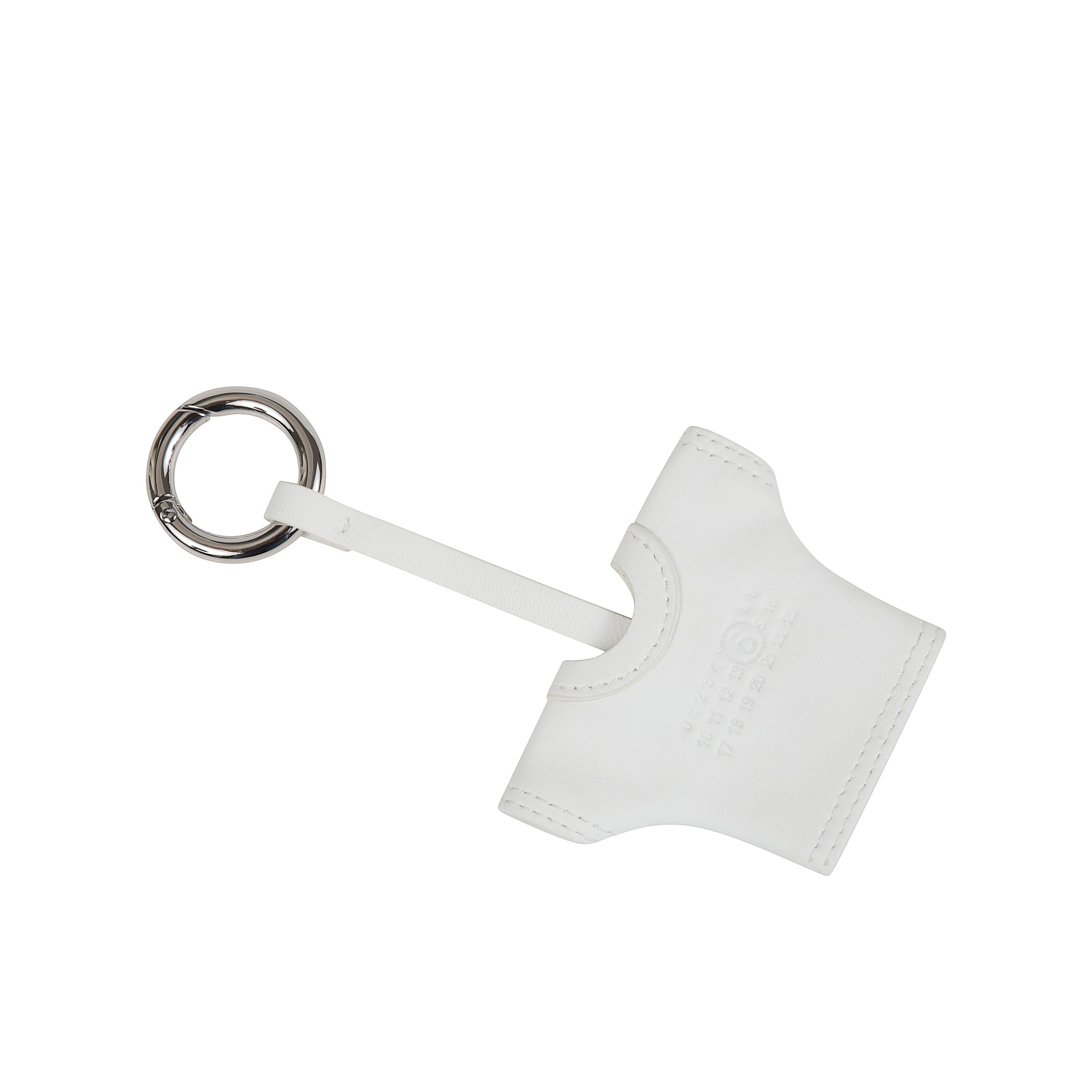 Portachiavi in pelle liscia. design a forma di t-shirt. profilo dalle linee decise. dettagli metallici a contrasto. logo maison margiela in evidenza.