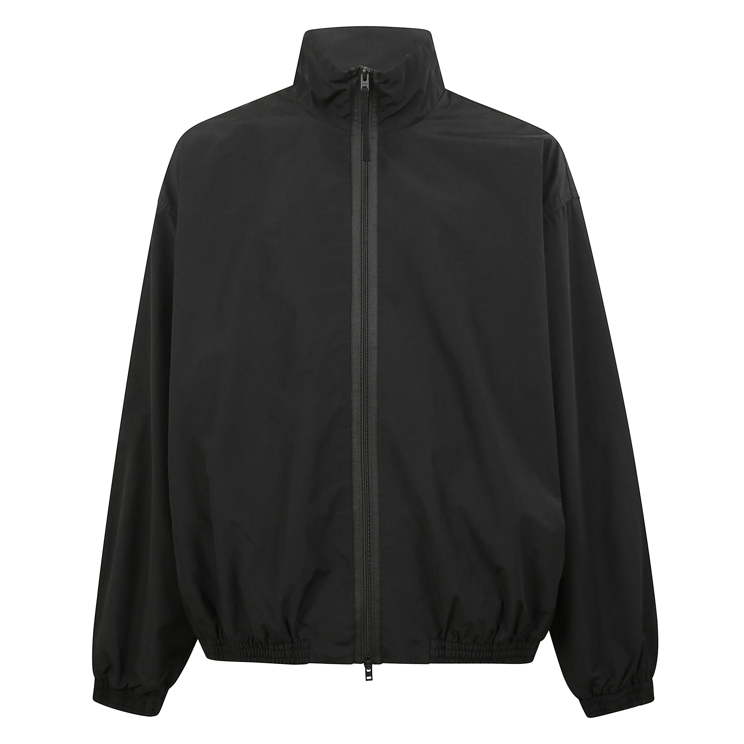 Giacca nera oversize leggera dal finish liscio e idrorepellente. la silhouette rilassata Ã¨ valorizzata da linee pulite e dettagli funzionali: chiusura frontale con zip, colletto alto, polsini e orlo elasticizzati per una vestibilitÃ  comoda e definita. s