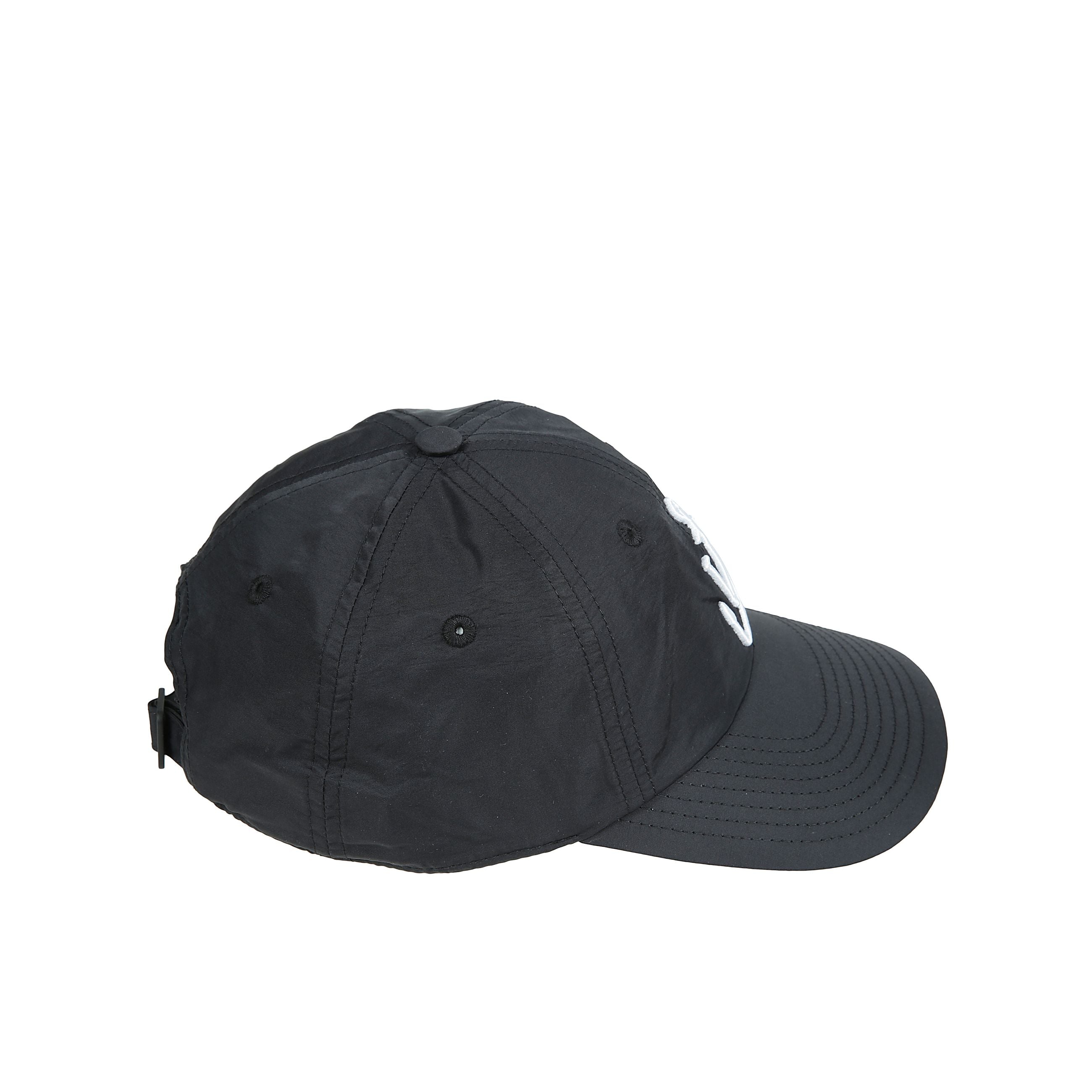 Cappello con visiera rigida jw anderson e logo ricamato a contrasto, ha cinturino regolabile posteriore.