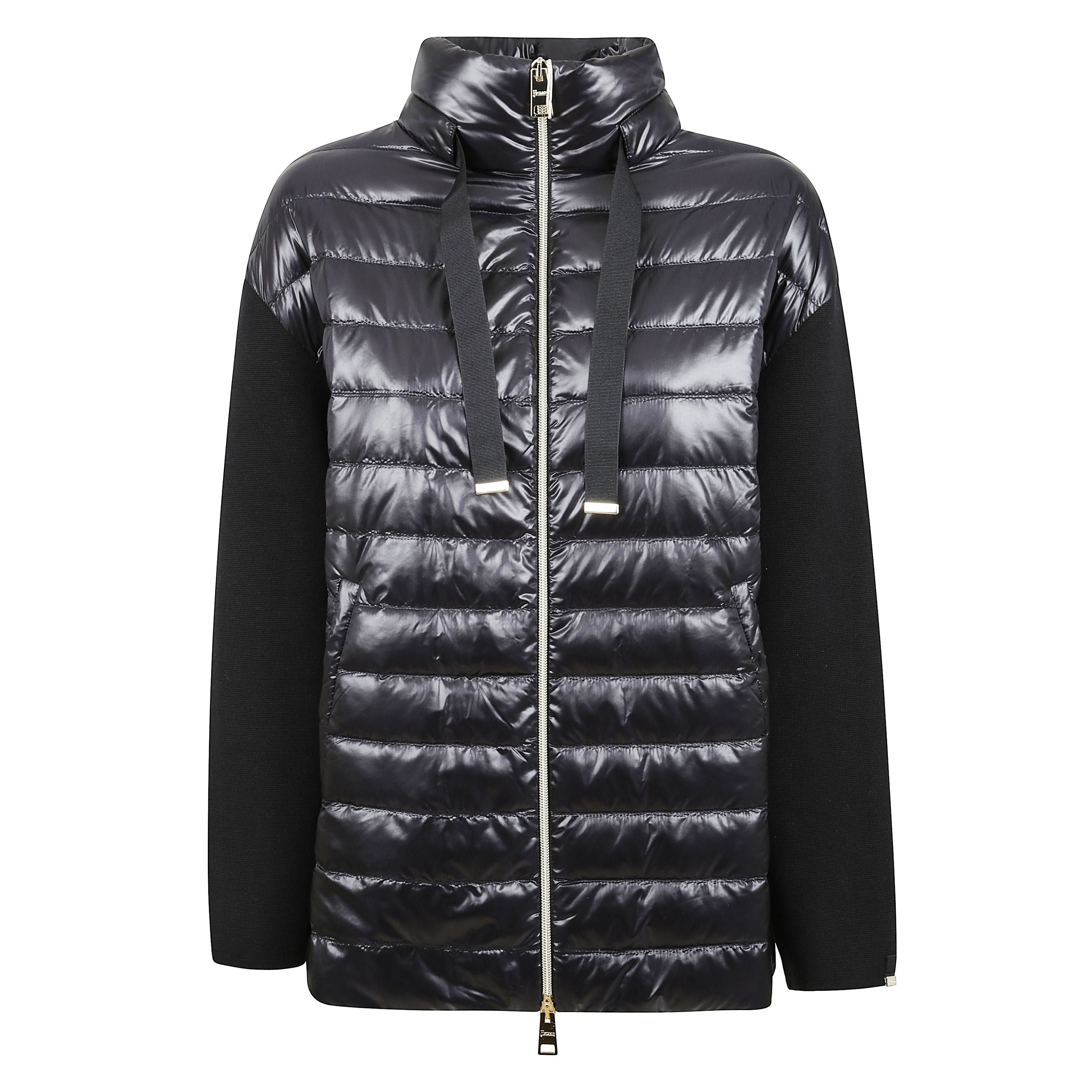 Piumino realizzato in bimateriale. nylon ultralight con imbottitura in leggerissimo piumino d'oca nella parte frontale, maglia lavorata sulle maniche e sul retro. dettaglio in gros grain sul collo.