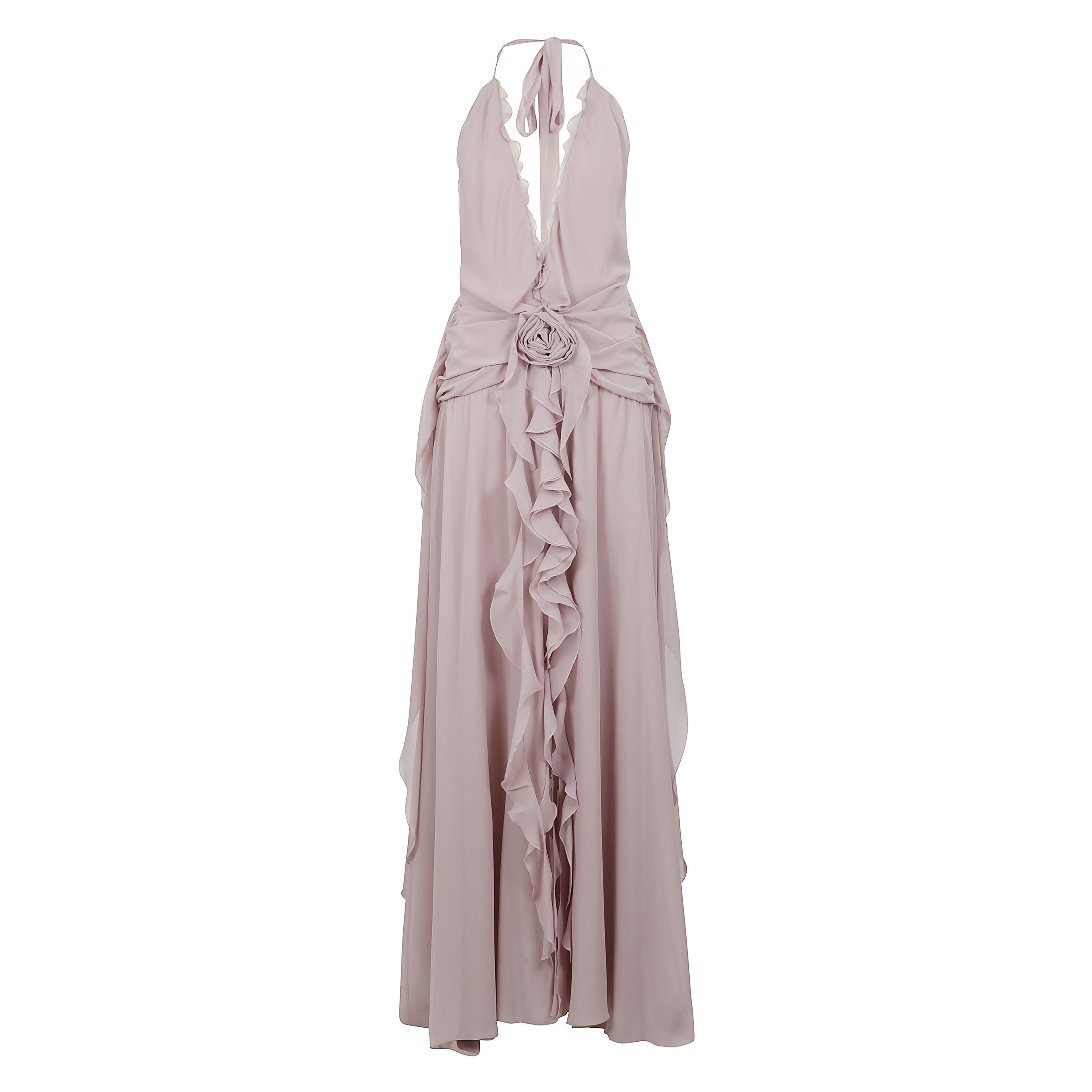 La profonda scollatura halter scandisce il design dell'abito lungo in georgette di seta, con fusciacche drappeggiate ai fianchi che formano una rosa tridimensionale e scivolano al fondo in volant.