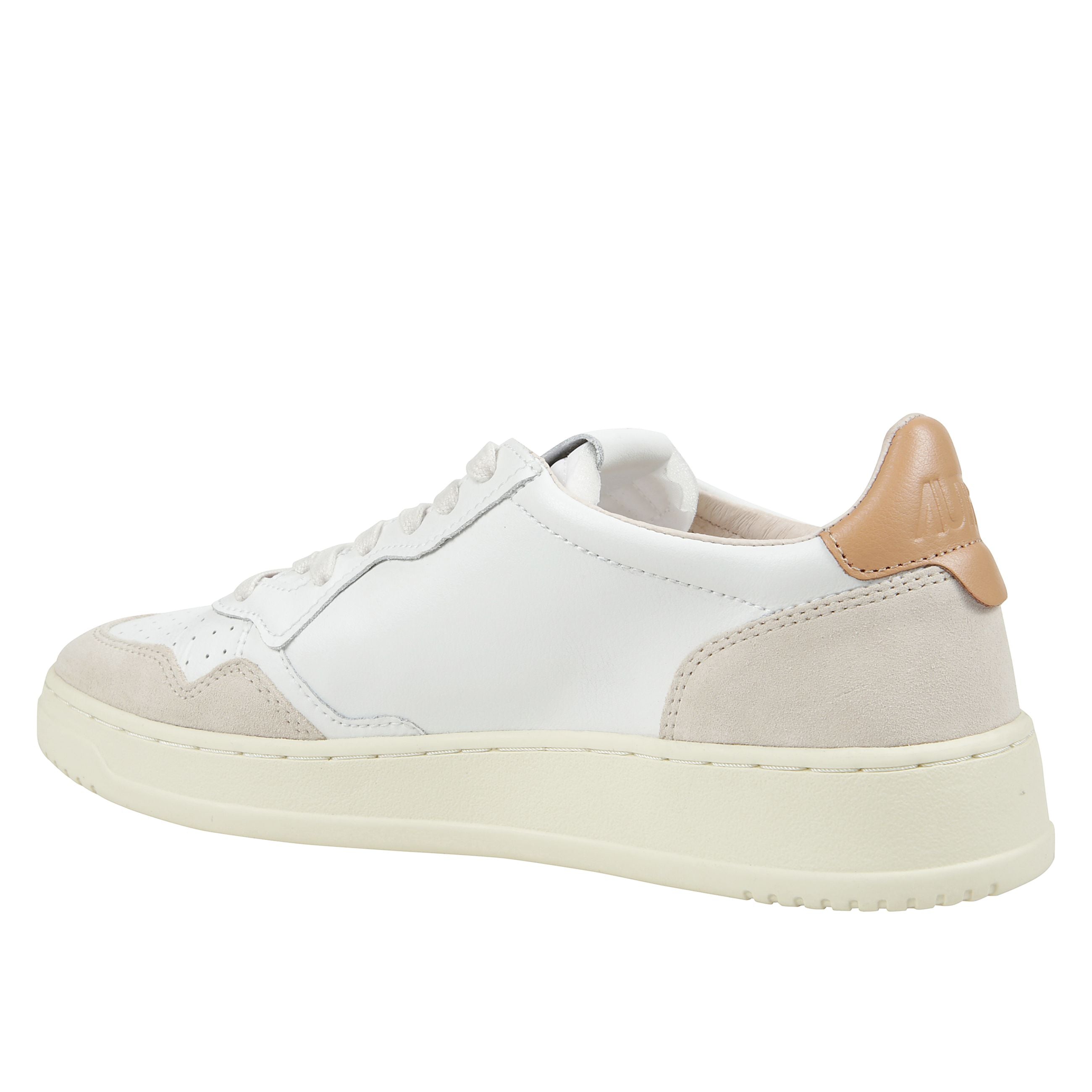 Le medalist low di autry sono un capolavoro dello streetwear contemporaneo. realizzate in morbido suede e pregiata pelle bovina, queste sneakers sono il modello perfetto per esprimersi al massimo. la tonalitÃ  del beige a contrasto col bianco aggiunge un 