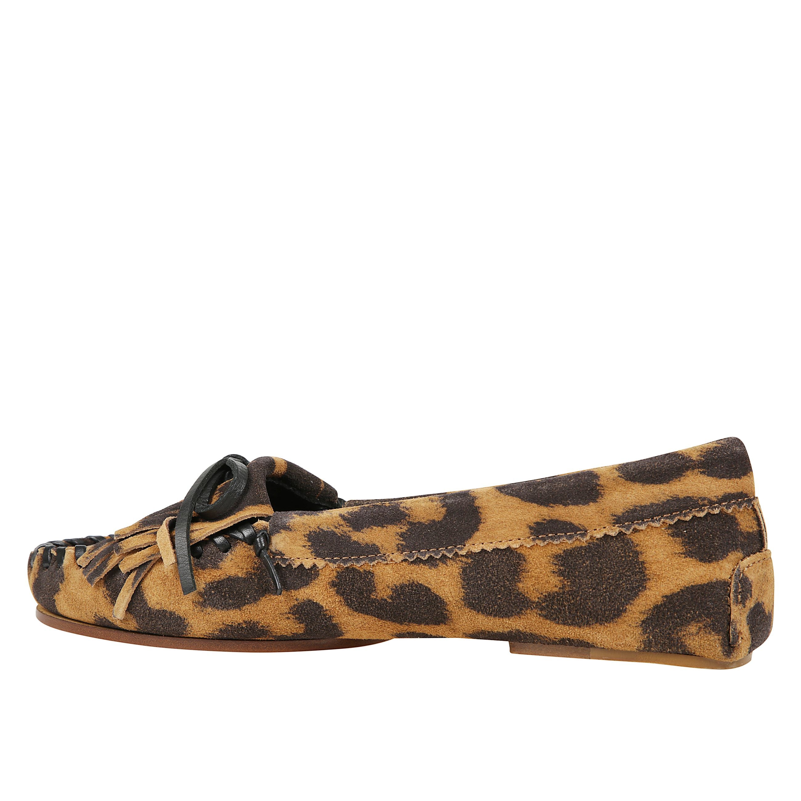 Indiana loafer
mocassino in camoscio stampa animalier e frange sulla tomaia.