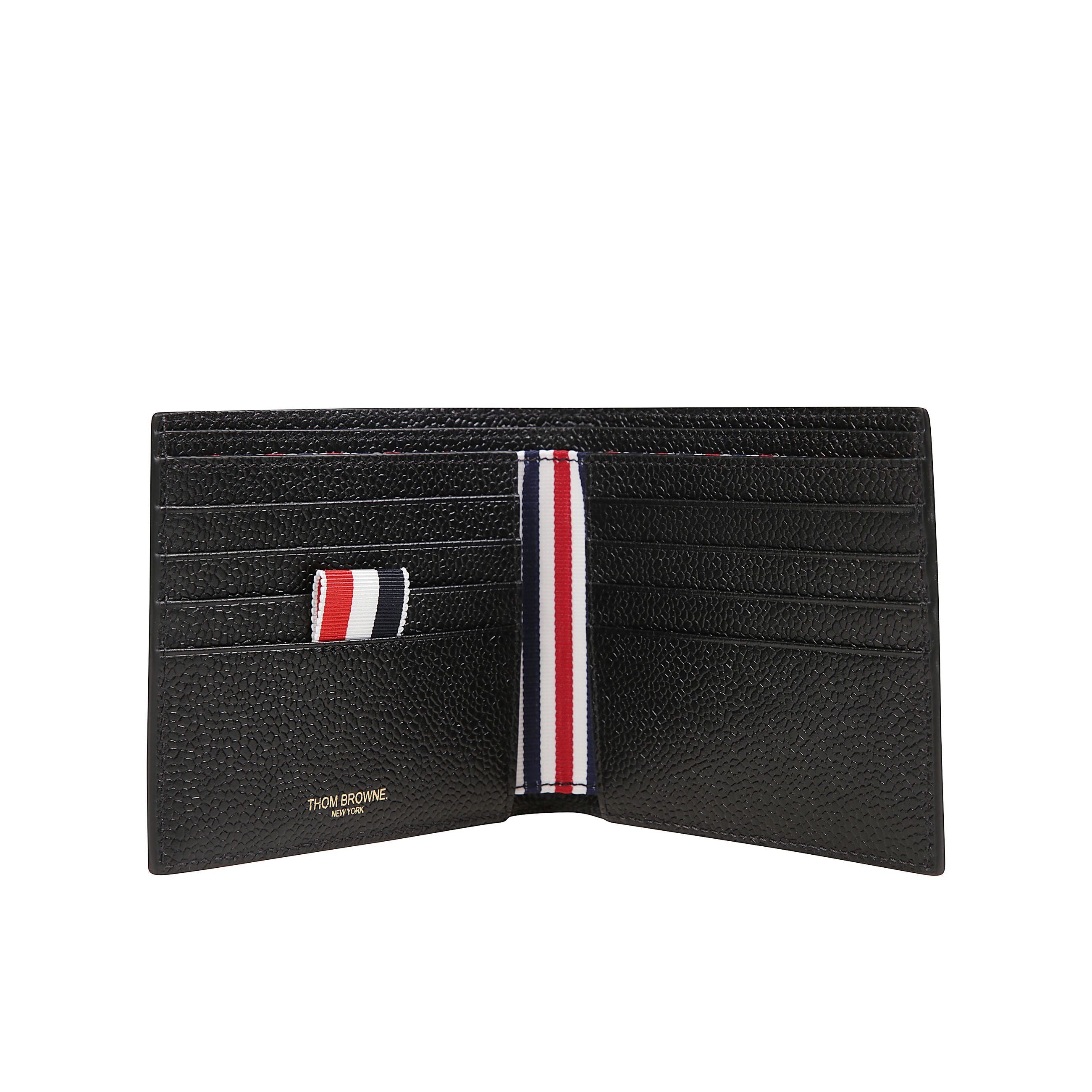 Portafoglio in pelle martellata. dettagli di fodera e linguetta in grosgrain a righe. otto scomparti per carte e due per banconote. logo thom browne impresso nell'interno.