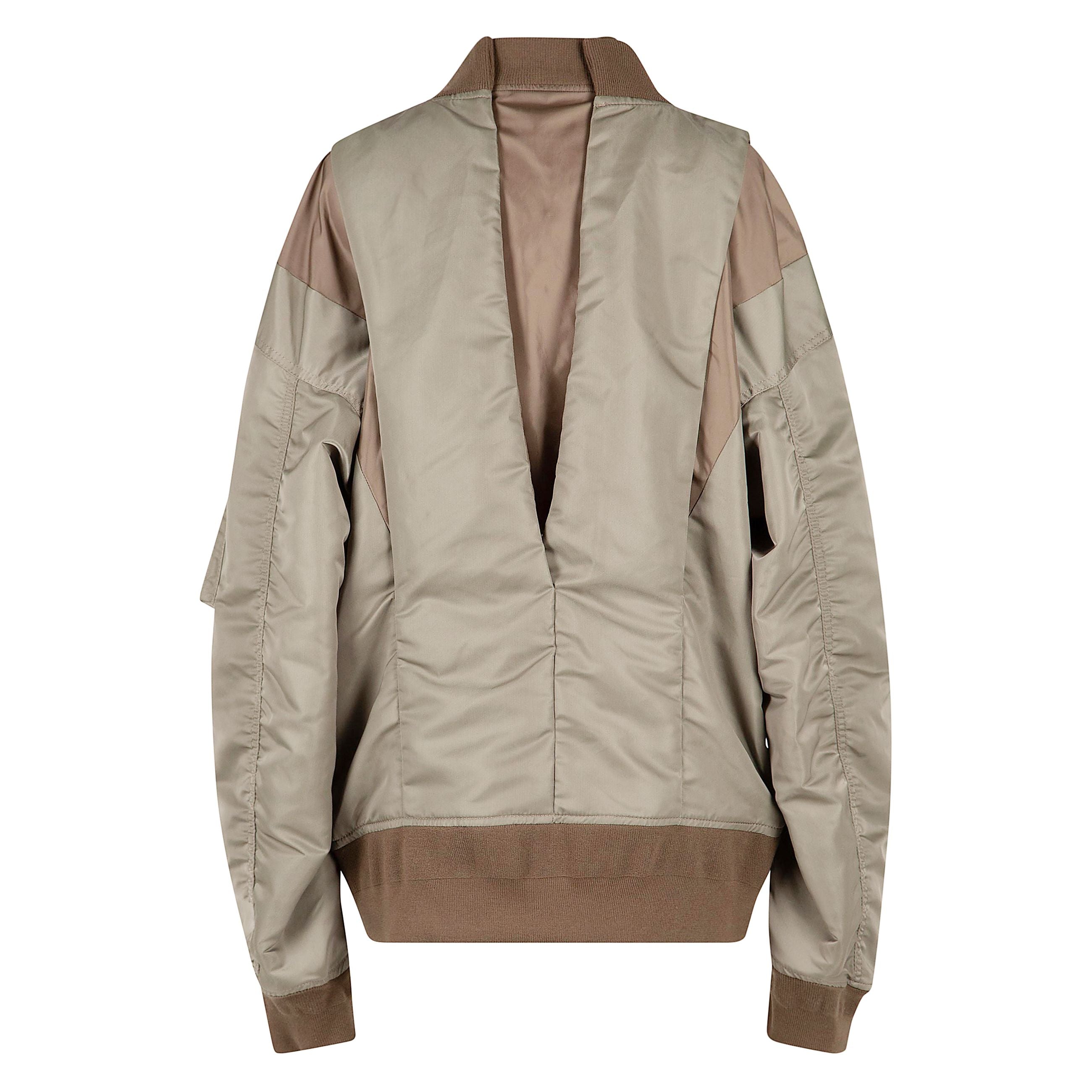 Nylon twill blouson con tasche con bottoni a pressione, tasca laterale con zip, chiusura cerniera frontale a doppio cursore. colore beige. 
colore del designer: khaki
internamente rivestito con fodera arancione
fascia elastica in vita, polsini elastici