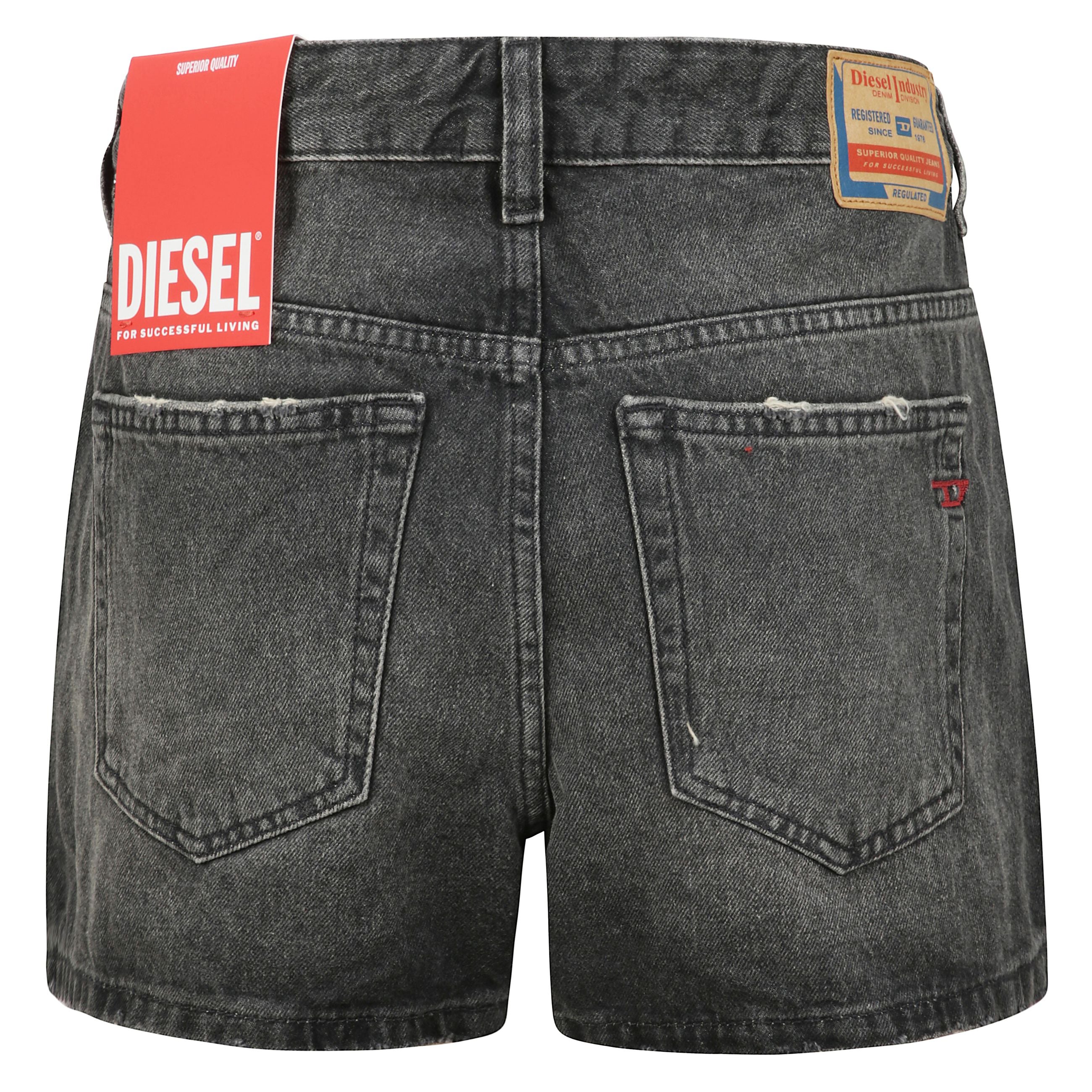 Short a cinque tasche da donna. il jeans Ã¨ realizzato in denim