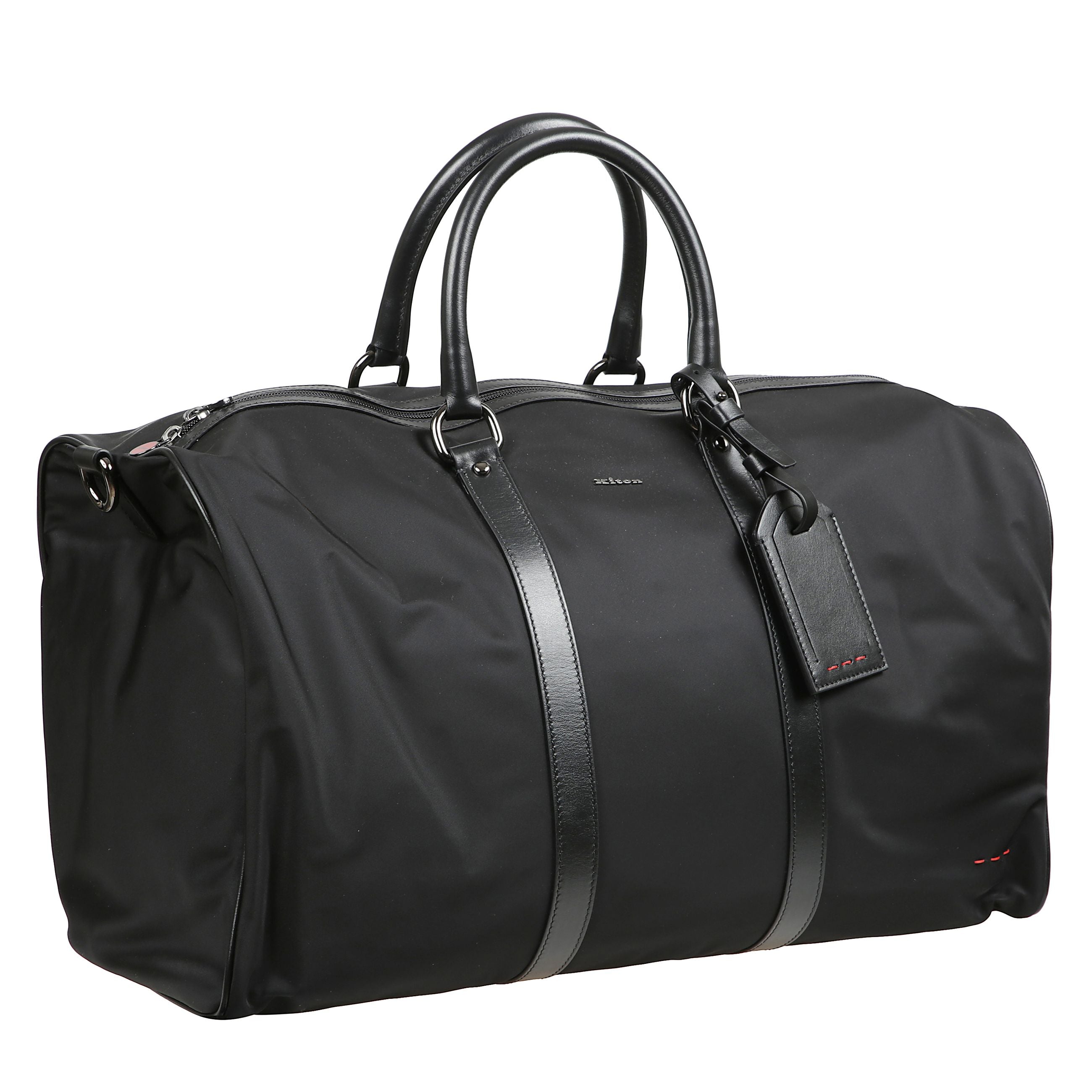 Borsone "gym" realizzato in nylon arricchito da inserti in pelle. questo modello offre una struttura tubolare,  manici in pelle e la tracolla a nastro regolabile impreziosita dal logo assicurano un trasporto comodo e raffinato, apertura principale a zip e